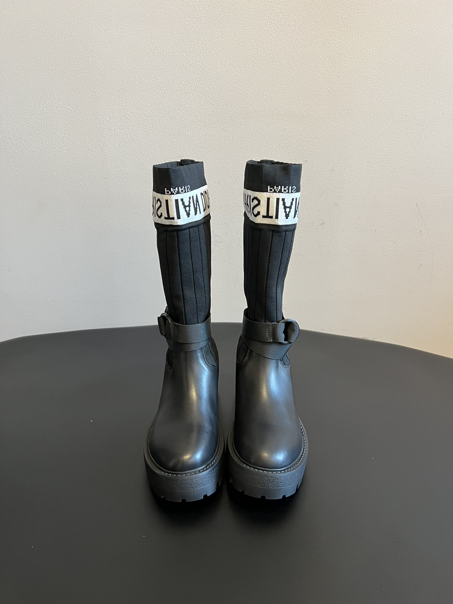 NO:615286,The top version of the Dior 25ss sock style stretch boots. The shoe body combines leather soles and knitted socks. The leather part is stiff and stylish, while the knitted socks add softness and elasticity, making it both handsome and comfortable. The eye-catching 'CHRISTIAN DIOR PARIS' white letter webbing is printed on the top of the socks to enhance brand recognition and become the visual focus of the look.  The boot body is equipped with buckle straps, which not only improves practicality, but also adds tough details of workwear style to the whole; the thick sole design has both a heightening effect and a retro texture. This boot style is highly versatile and can be flexibly combined with clothing and accessories according to different style needs, easily adapting to various scenes such as daily outings, parties or light workplaces. Upper cowhide/elastic socks Lining cowhide leather outsole original molded outsole increased by 8cm  size 35-40 (customized sizes 40 are non-refundable), boots, dior, boots, cowhide19860909顶级版本 Dior 25ss 袜靴款弹力长筒靴 鞋身结合了皮革靴底与针织袜筒,皮革部分挺括有型,针织袜筒则增添柔软弹性,兼具帅气与舒适感.袜筒上方印有醒目的“CHRISTIAN DIOR PARIS”白色字母织带,强化品牌辨识度,成为造型的视觉焦点. 靴身配有搭扣式绑带,既提升实用性,又为整体增添工装风的硬朗细节；厚底设计则兼具增高效果与复古质感.这款靴款的百搭性较强,可根据不同风格需求,灵活组合服饰与配饰,轻松适配日常出街、派对或轻职场等多种场景. 鞋面牛皮/弹力袜 内里牛皮 大底原版开模大底 增高8cm size35-40码（40码定制不退换）,靴子,dior,boots,cowhide,Women's Shoes