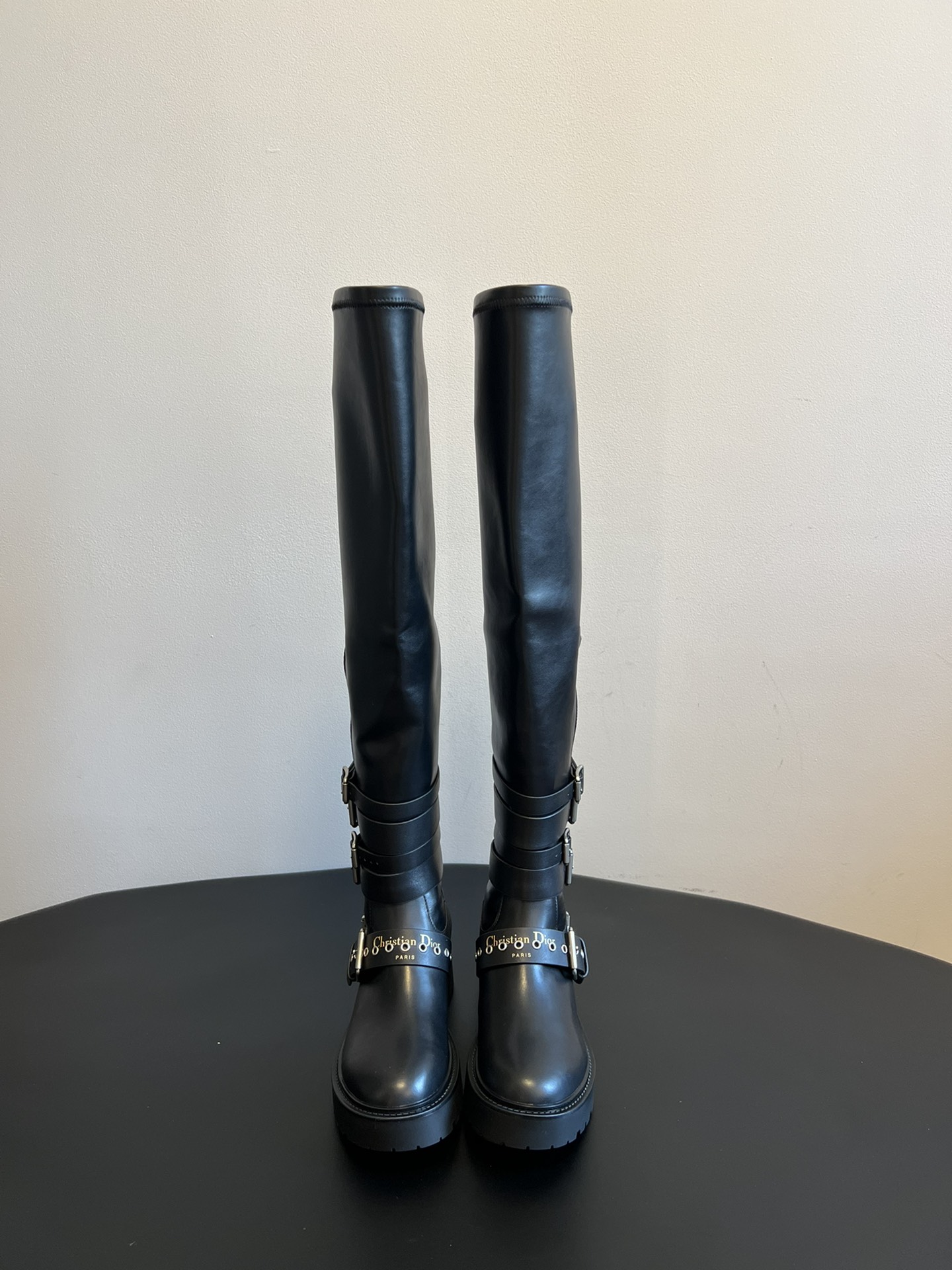 NO:615273,The top version of Dior 25ss new punk motorcycle over-the-knee boots is made of high-quality leather, with fine and crisp texture, exquisite production technology, and high-end brand quality in every detail. There are two styles of long tube and medium tube. The thick-soled design not only increases the height, but also has a strong retro workwear feel. The shoe shape is neat and has good wrapping.  The long black model can be paired with a black short leather skirt, an old denim jacket on the upper body, and a metal necklace and chain bag to create a cool and handsome street punk look. Cowhide upper, cowhide lining, original open-molded outsole, heel height 8cm, size 35-41 (40-41 customized, non-returnable), boots, dior, boots, skirts, jackets & coats, necklace, cowhide19860909顶级版本 Dior 25ss新款朋克机车过膝长筒靴 采用优质皮革材质,质感细腻且挺括,制作工艺精湛,细节处尽显品牌高端品质.有长筒和中筒两种款式,厚底设计不仅增加了身高,还带有强烈的复古工装感,鞋型利落,包裹性好. 长筒黑色款可搭配黑色短皮裙,上身选择做旧牛仔夹克,再搭配金属项链和链条包,打造出街头朋克的酷帅感. 鞋面牛皮 内里牛皮 大底原版开模大底 跟高8cm size35-41码（40-41定制不退换）,靴子,dior,boots,skirts,jackets & coats,necklace,cowhide,Women's Shoes