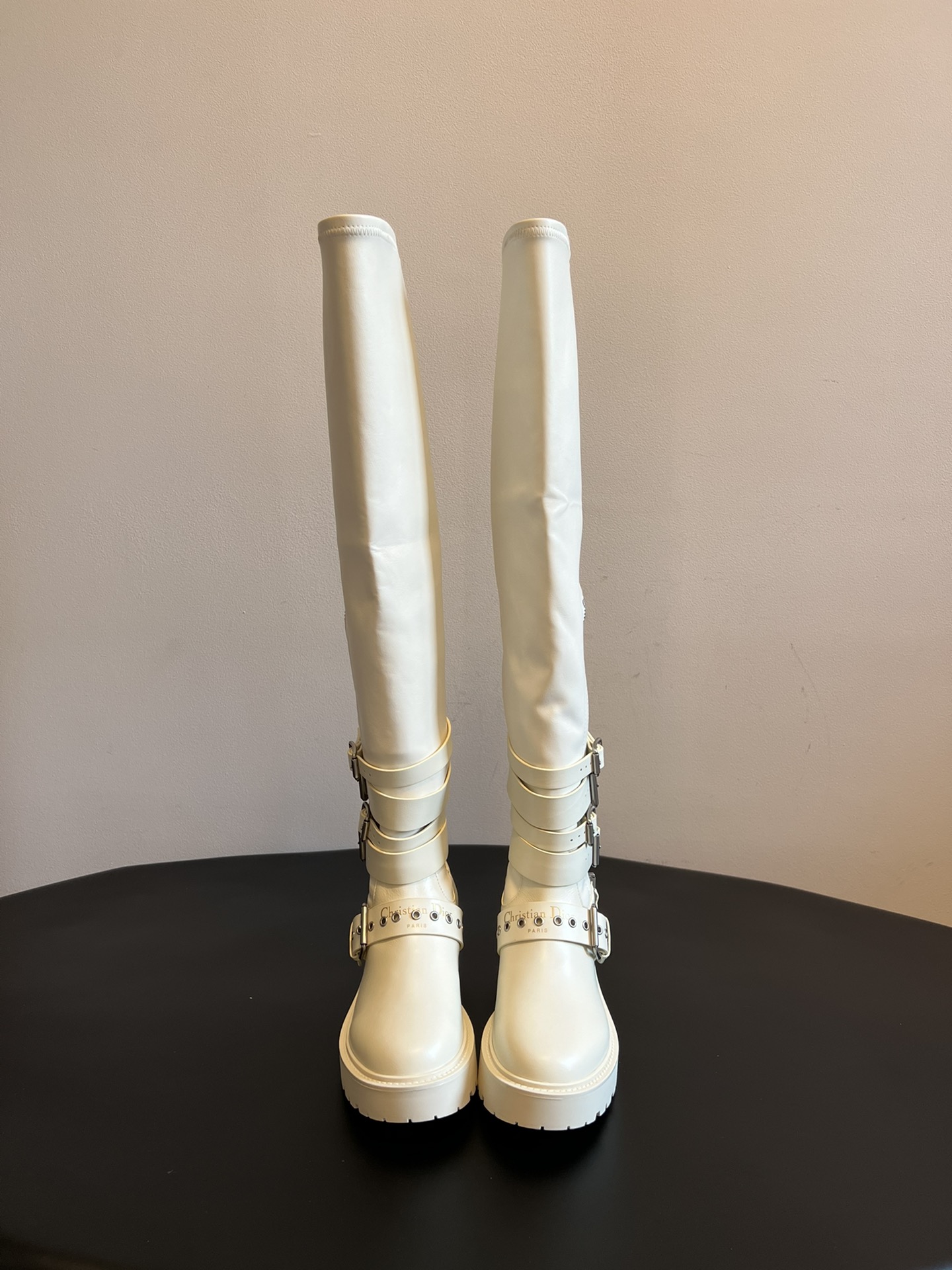 NO:615279,The top version of Dior 25ss new punk motorcycle over-the-knee boots is made of high-quality leather, with fine and crisp texture, exquisite production technology, and high-end brand quality in every detail. There are two styles of long tube and medium tube. The thick-soled design not only increases the height, but also has a strong retro workwear feel. The shoe shape is neat and has good wrapping.  The long black model can be paired with a black short leather skirt, an old denim jacket on the upper body, and a metal necklace and chain bag to create a cool and handsome street punk look. Cowhide upper, cowhide lining, original open-molded outsole, heel height 8cm, size 35-41 (40-41 customized, non-returnable), boots, dior, boots, skirts, jackets & coats, necklace, cowhide19860909顶级版本 Dior 25ss新款朋克机车过膝长筒靴 采用优质皮革材质,质感细腻且挺括,制作工艺精湛,细节处尽显品牌高端品质.有长筒和中筒两种款式,厚底设计不仅增加了身高,还带有强烈的复古工装感,鞋型利落,包裹性好. 长筒黑色款可搭配黑色短皮裙,上身选择做旧牛仔夹克,再搭配金属项链和链条包,打造出街头朋克的酷帅感. 鞋面牛皮 内里牛皮 大底原版开模大底 跟高8cm size35-41码（40-41定制不退换）,靴子,dior,boots,skirts,jackets & coats,necklace,cowhide,Women's Shoes