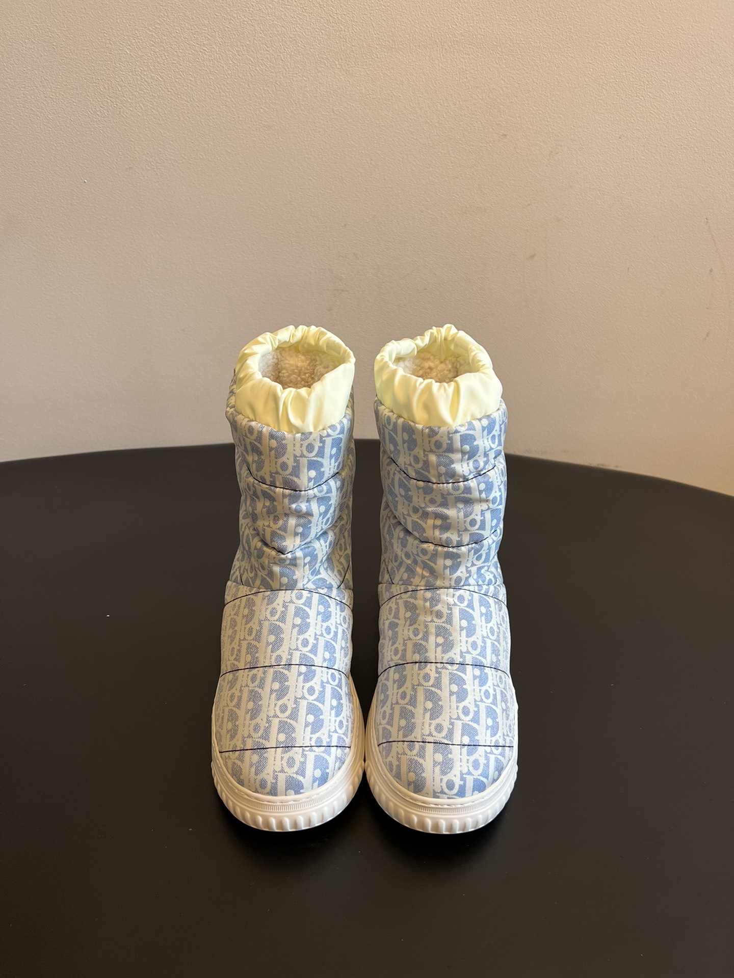 NO:615284,The top version of Dior 25ss new autumn and winter quilted presbyopic snow boots adopts a quilted design and is printed with the brand's iconic presbyopic pattern on the surface, which has a retro texture and recognition; the upper material is thicker, and the lining is velvet, which has strong warmth retention and is suitable for low-temperature winter environments. The short boot shape fits the ankle, and the collar has an elastic closing design, which is windproof and adds a sense of layering; the sole is thick and textured, improving anti-slip and walking comfort.  The core advantage of this type of shoes is 'warmth + styling', which can be easily adapted to most casual occasions in winter. It not only solves the practicality of low-temperature wear, but also enhances fashion recognition through presbyopia elements. Waterproof cloth on the upper, wool lining, original molded outsole, increased by 4.5cm, size 35-40 (40 size customization is not returnable), snow boots, dior, boots19860909顶级版本 Dior 25ss 秋冬新款绗缝老花雪地靴 采用绗缝设计,表面印有品牌标志性老花图案,兼具复古质感与辨识度；鞋面材质偏厚实,内里加绒,保暖性强,适合冬季低温环境.短靴筒型贴合脚踝,领口做了弹力收口设计,既防风又增添层次感；鞋底厚实且带有纹理,提升防滑性与行走舒适度. 这类鞋子的核心优势是“保暖+造型感”,能轻松适配冬季多数休闲场合,既解决低温穿搭的实用性,又通过老花元素提升时尚辨识度. 鞋面防水布 内里羊毛 大底原版开模大底 增高4.5cm size35-40码（40码定制不退换）,雪地靴,dior,boots,Women's Shoes