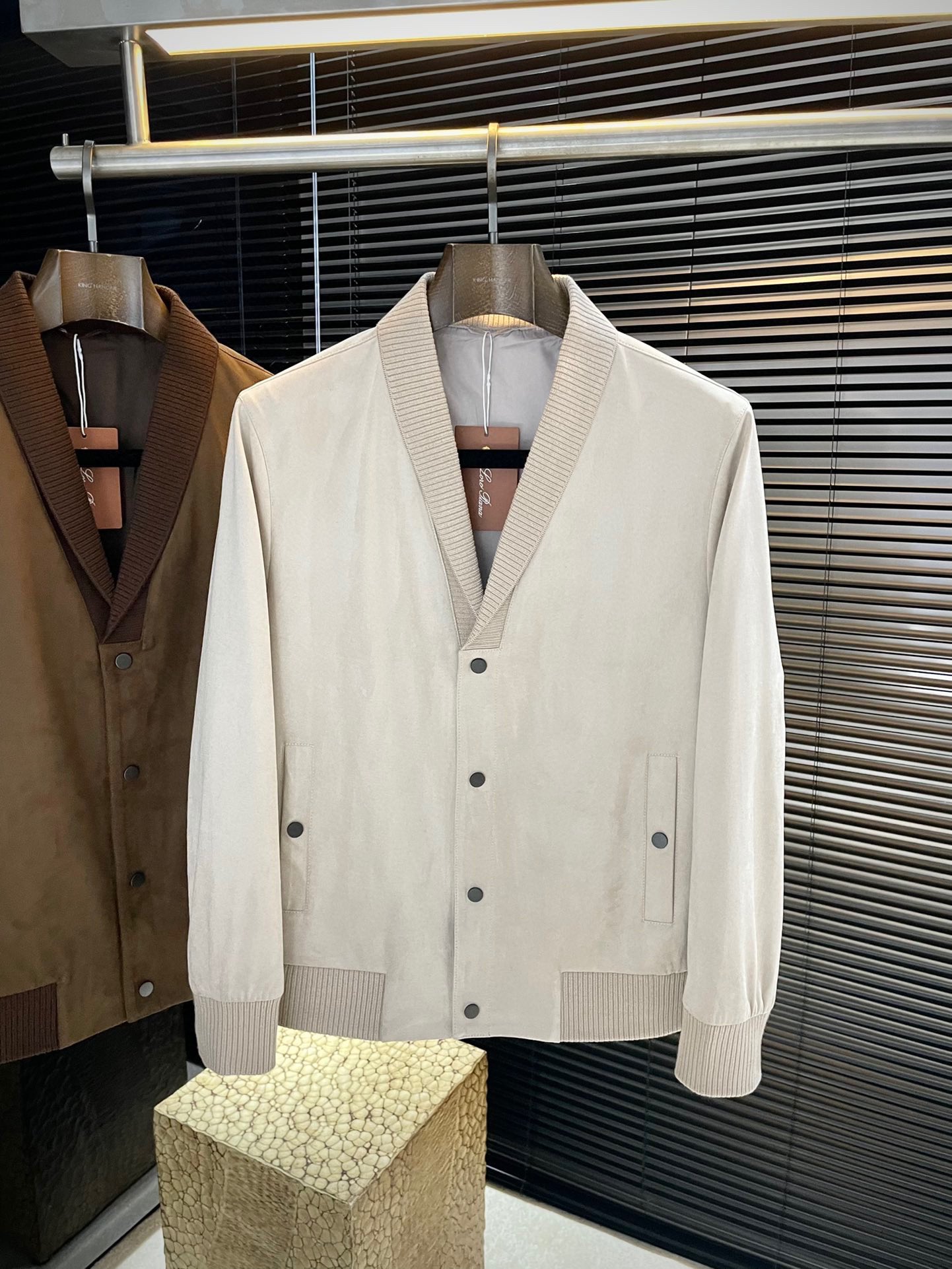 NO:595137,P LP (nuoyoupanya) is highly recommended!  2025 autumn and winter new products are on sale simultaneously on the official website. Simple and elegant jacket. Imported original high-quality deerskin velvet fabric. The sag and luster are definitely uplifting. The placket design is more youthful and energetic. The workmanship is neat and smooth. All hardware accessories are supplied by customers and have logo top accessories. At first glance, they are high-end fabrics. This fabric is custom-woven and is a good product from a regular factory. There is nothing picky about it. This kind of jacket is for regular wear and is very practical. Size  48-56,,loro piana,jackets & coats,jackets & coats,alexander wang19860909P LP（诺悠翩雅）重磅推荐！2025秋冬新品 官网同步发售 简约大方夹克 进口原版高品质鹿皮绒面料,垂度和光泽绝对是提气,门襟设计 更显青春活力,车工走线整齐平整,所有五金附料都是客供带logo顶级配件 一看就是高档的面料 这种面料都是定织的 正规大厂途径出来的好货,无任何有挑剔的地方 这样的一件外套属于常备常穿的,实用性很强.尺码 48-56,,loro piana,jackets & coats,jackets & coats,alexander wang,Men's clothing