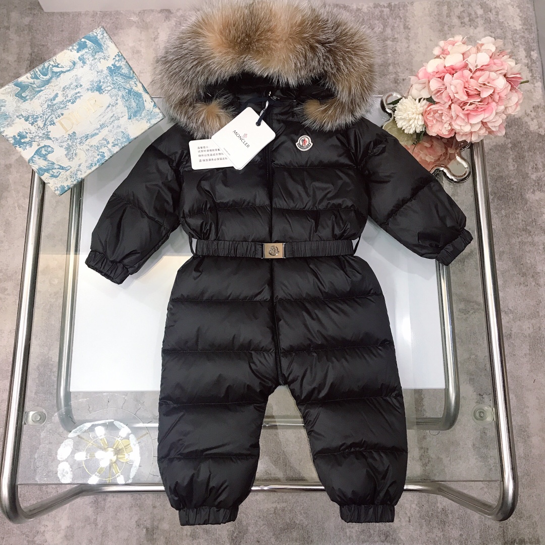 NO:578799,[Ready stock] Moncle* MC original one-piece down jacket, the highest version on the entire network ~ grid-on-strip design, a super luxurious one, national standard 90 white goose down filling, oversized silver fox fur collar, high customization 1:1, focusing on high quality, custom silver LOGO waist buckle, hat fur collar is detachable!  The warmth is super good!  The upper body is really comfortable and looks good. Size90 [10-18 months] [18-24 months] [2-3 years old] [3-4 years old], clothes, down jacket, hats,19860909【现货发】  Moncle* MC原单连体羽绒服 全网最高版本～对格对条设计 超级奢华的一款,国标90白鹅绒填充物 超大银狐毛领 高定制1:1 注重高品质 定制银色LOGO收腰卡扣 帽子毛领都可拆 ！保暖度超级好！上身真心舒服好看  Size90【10-18个月】【18-24个月】【2-3岁】【3-4岁】,衣服,down jacket,hats,,Children's