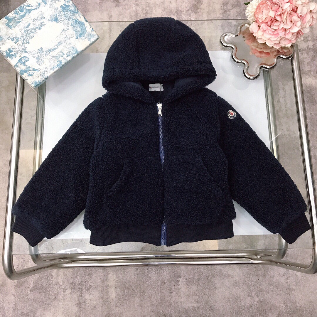 NO:579181,[Ready stock] Moncle* lambswool hooded jacket, full of grainy texture, small embroidered logo on the sleeve side, full of exquisiteness, and a very three-dimensional large LOGO embroidery on the back. Original 1:1 replica. Original series. Super thick, good cold resistance, great warmth, standard for autumn and winter~ Color: off-white, navy blue, Size--130-140-150 [CM], clothes, jackets & coats, hats,19860909【现货发】  Moncle* 羊羔毛连帽外套 颗粒感十足 袖侧刺绣小章标,精致感满满后背是非常立体的大LOGO绣花 原版1:1复刻 原单系列 超级厚实 抗寒佳品 保暖巨佳 秋冬的标配～ 颜色米白色 藏蓝色 Size--130-140-150【CM】,衣服,jackets & coats,hats,,Children's