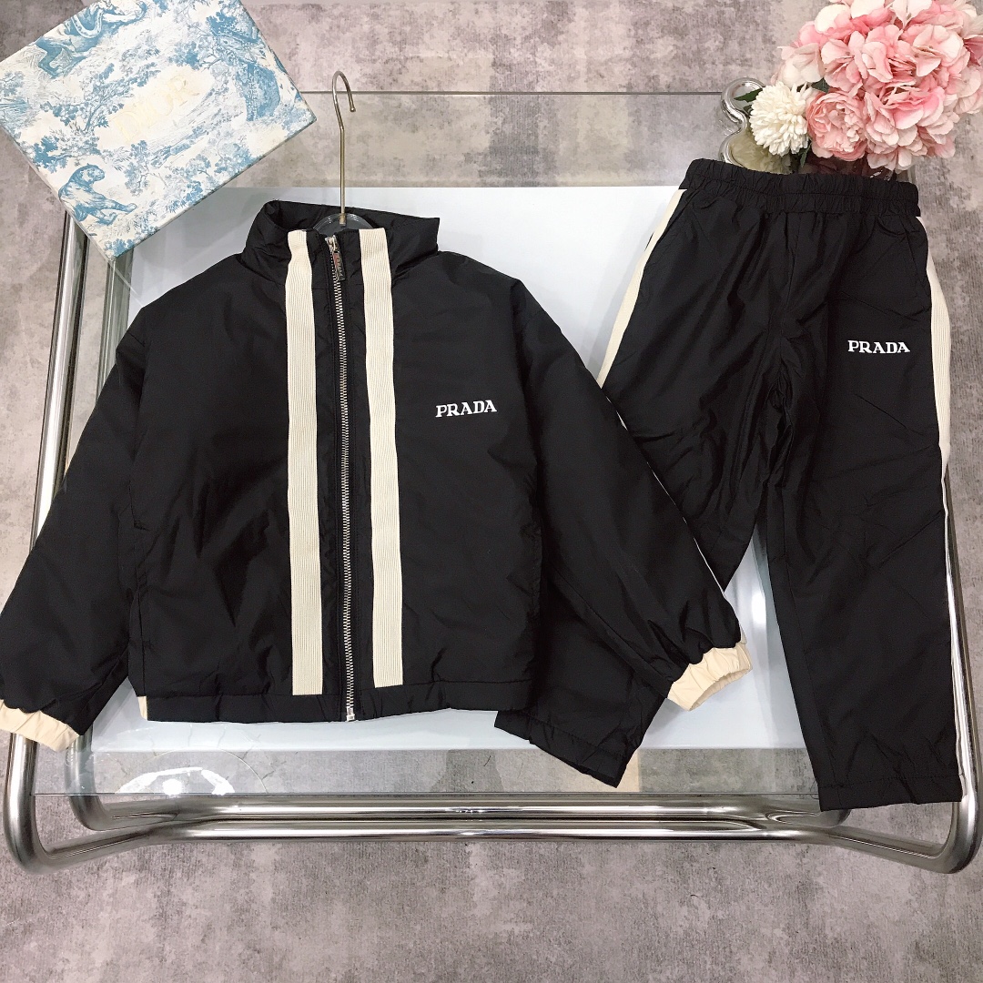 NO:578885,[Ready stock] PRAD* Ribbon color-blocking cotton suit. Printing process on the front and back, clear letter outline. Imported ribbon splicing and contrasting color design. The jacket is filled with 1200g high-loft cotton, and the pants are filled with 800g warm cotton. It is warm and lightweight without weighing down. The nylon nylon fabric is supplied by customers. It has a delicate feel, is windproof and waterproof, is soft and comfortable, is skin-friendly and has excellent upper body effect.  size--120-130-140-150-160-165 [CM] Counter packaging 10, clothes, prada, jackets & coats,19860909【现货发】  PRAD* 织带拼色棉服套装 前后与后背印花工艺,字母廓形清晰 进口织带拼接撞色设计 外套内充1200g高蓬松棉,裤子填充800g暖棉,保暖轻盈不压身,客供尼龙锦纶面料,手感细腻,防风防水 柔顺舒适 亲肤不扎 上身效果极好  size尺码--120-130-140-150-160-165【CM】 专柜包装10,衣服,prada,jackets & coats,,Children's