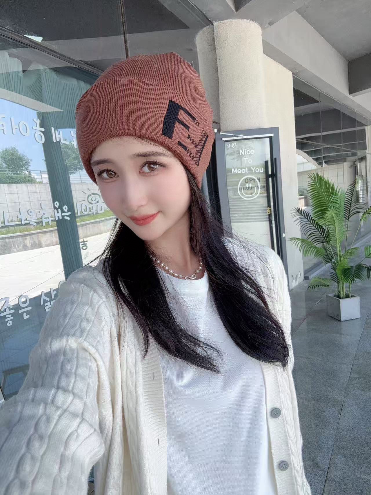 NO:579718,FENDI official website quality Fendi autumn and winter Internet celebrity fashion blogger recommended knitted hat, which hides a quiet sense of luxury. Every line is neat and generous, simple but not simple, generous and stylish. Every detail shows high-end taste, and the sense of fashion becomes more and more intriguing in the restraint. Hats, fisherman hats, baseball caps, knitted hats, hats, fendi, fendi, espadrilles, hats19860909FENDI官网品质芬迪秋冬网红时尚博主推荐款针织帽,藏着不动声色的高级感,每一处线条都透着利落大方,简约而不简单,大方且不失格调,处处细节都彰显着高端品味,时尚感在克制中愈发耐人寻味.帽子渔夫帽棒球帽针织帽,帽子,fendi,fendi,espadrilles,hats,hat