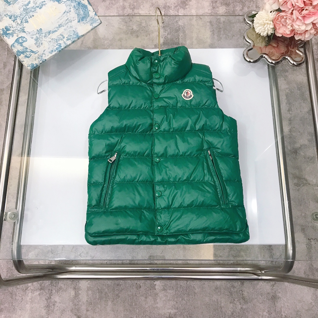 NO:578812,[Ready stock] MONCLER small stand-up collar vest down jacket, ultra-high version of duck down filling, hot model shipped, thickened fleece and super warm design, flannel small round logo on the left chest of the jacket, made of pure white duck down ~ excellent fluffiness, very warm and insulating, and the upper body effect is super good!  Original item, complete with three labels, color green and black Size---140-150-160【CM】, clothes, down jacket,19860909【现货发】 MONCLER 小立领马甲羽绒服 超高版本鸭绒填充物 火爆款出货 抓绒加厚超保暖设计 衣左胸前绒布小圆标logo 采用纯正白鸭绒～蓬松度极好 非常暖和保暖 上身效果超级好哦！ 原单货,三标齐全, 颜色绿色 黑色  Size---140-150-160【CM】,衣服,down jacket,,Children's
