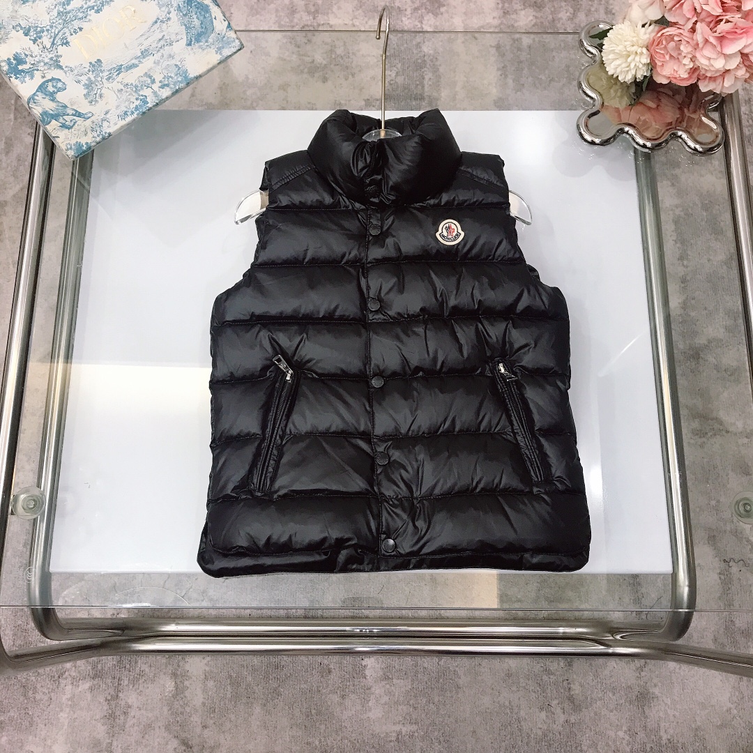 NO:578815,[Ready stock] MONCLER small stand-up collar vest down jacket, ultra-high version of duck down filling, hot model shipped, thickened fleece and super warm design, flannel small round logo on the left chest of the jacket, made of pure white duck down ~ excellent fluffiness, very warm and insulating, and the upper body effect is super good!  Original item, complete with three labels, color green and black Size---140-150-160【CM】, clothes, down jacket,19860909【现货发】  MONCLER 小立领马甲羽绒服 超高版本鸭绒填充物 火爆款出货 抓绒加厚超保暖设计 衣左胸前绒布小圆标logo 采用纯正白鸭绒～蓬松度极好 非常暖和保暖 上身效果超级好哦！ 原单货,三标齐全, 颜色绿色 黑色  Size---140-150-160【CM】,衣服,down jacket,,Children's