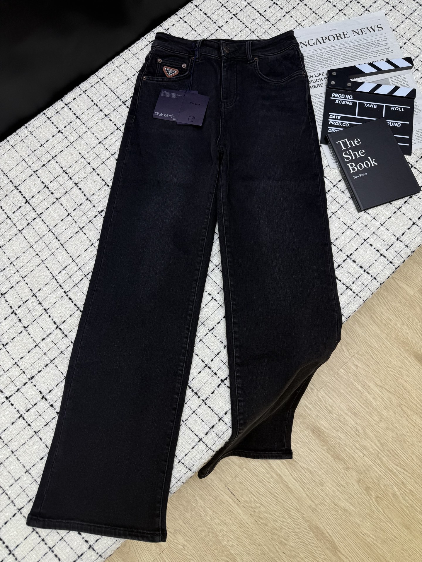 NO:576204,Prad*Fleece pants for autumn and winter. Straight-leg jeans with printed logo on the back pocket. Stretchy. Very good-looking after washing. Autumn and winter blue, stylish black and gray. Unbeatable and versatile. Velvet denim and cotton material. Comfortable and easy to wear. Strong functionality. Hard not to love the upper body. One color 26-27-28-29-30.,,prada,jeans,alexander wang19860909Prad*秋冬 加绒裤 后袋印花logo直筒牛仔裤 有弹力 洗水非常好看 秋冬蓝、洋气的黑灰色 无敌百搭 加绒牛仔棉料 舒适好穿 功能性强大 上身很难不爱 一色26-27-28-29-30.,,prada,jeans,alexander wang,Women's clothing