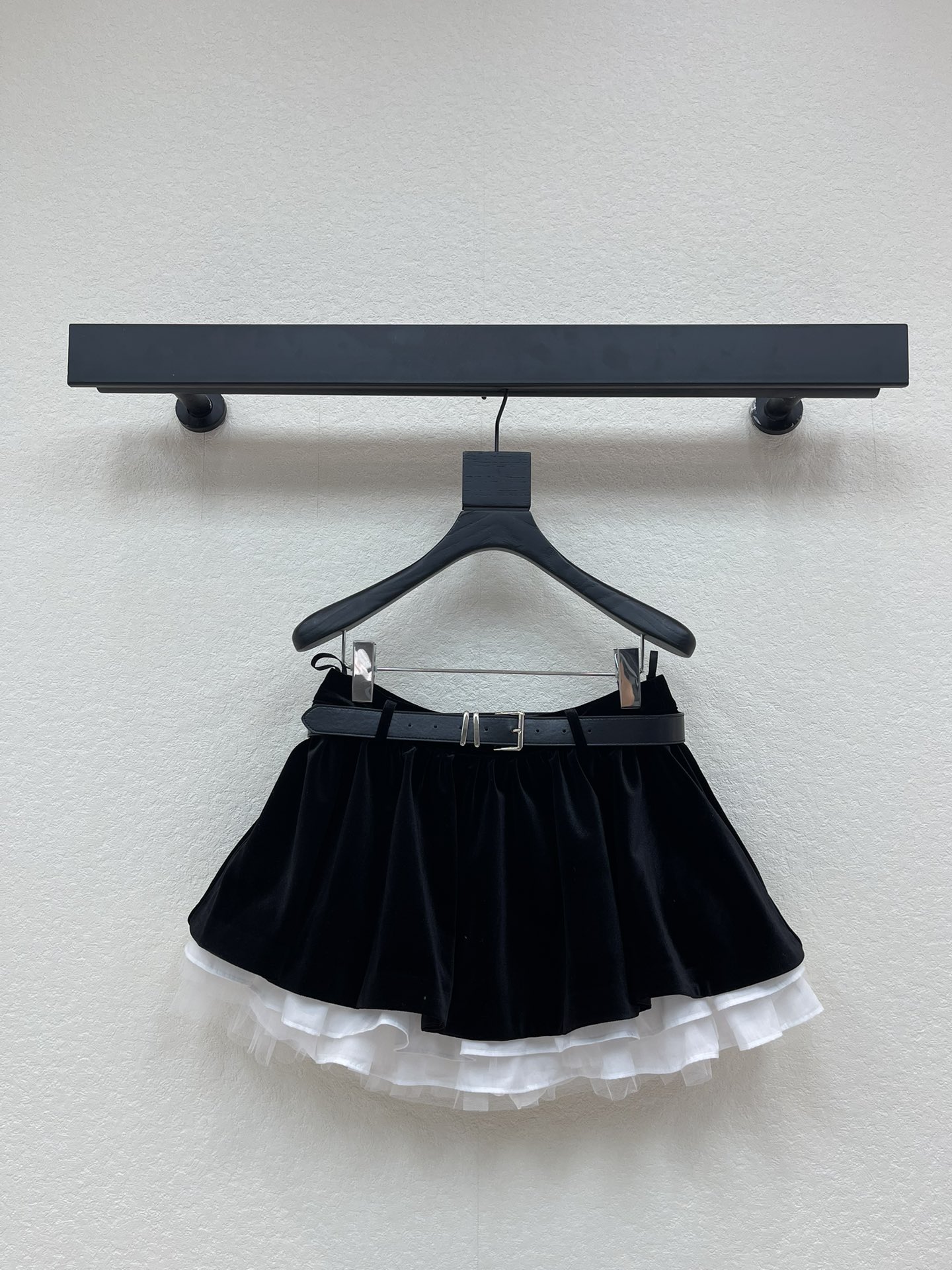 NO:576763,Miumi*25 new autumn and winter new product, rich lace sequins, lace collar, doll style velvet mini jacket + belted puffy short mini skirt. The upper body is visually particularly long in the legs. There are shorts lining inside to prevent exposure. The doll collar is spliced ​​with lace embellishment to make the whole look sweeter without losing the sense of detail. Whether commuting to work or going on a date and shopping, it is full of head turners. SML,,miumiu,skirts,shorts,jackets & coats,alexander wang19860909Miumi*25秋冬新品千金风蕾丝亮片花边领娃娃款丝绒小外套+腰带蓬蓬短款小半裙 一套上身视觉感上特别显腿长 内里有短裤内衬设计防走光 娃娃领拼接蕾丝点缀让整体更显甜美又不失细节感 无论是上班通勤或者约会逛街都是满满回头率 SML,,miumiu,skirts,shorts,jackets & coats,alexander wang,Women's clothing