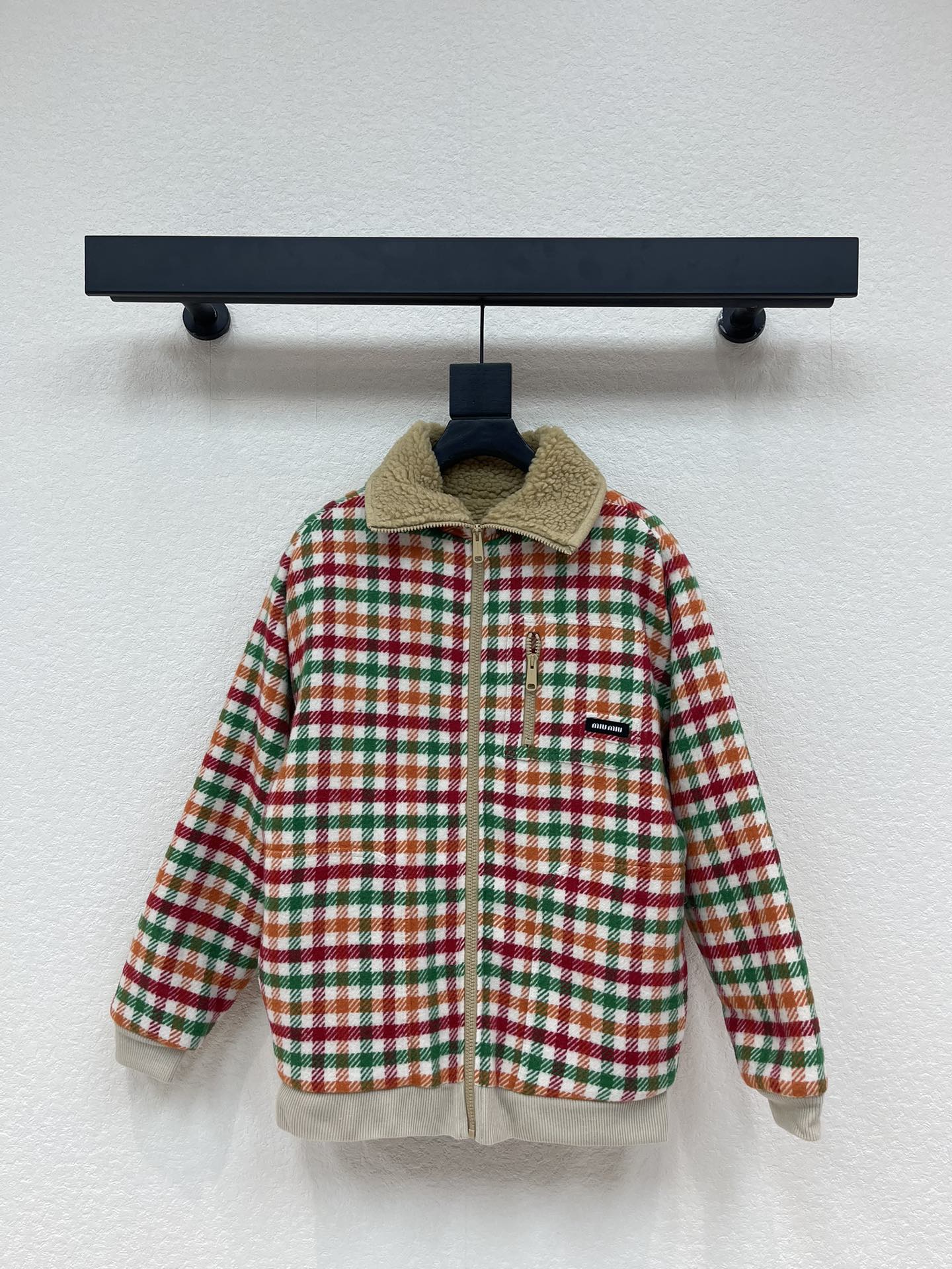 NO:576174,Miumi*25 new autumn and winter show color plaid lamb fur collar jacket | Exclusively developed by yb!  High quality production!  Soft lambswool lapels and linings, gold zippers running through the body, and the brand logo on the small chest pocket collide with plaid and lambswool elements to create a sweet and cool girly feel, redefining the luxury casual style in autumn and winter. Selected wool blended fabrics, the plaid weave is delicate and crisp; the lambswool collar has been specially treated.  Oversize tailoring is suitable for various body types, with good fluffiness and skin-friendliness, taking into account warmth and styling. Every stitching and hardware continues Miu’s high-end craftsmanship, allowing practical wear and luxury to coexist. SML,, miumiu, versace, jackets  & coats,jackets & coats,alexander wang19860909Miumi*25秋冬新款秀款彩色格纹羊羔毛领夹克外套丨独家yb开发！高版出品！柔软羊羔毛翻领与内衬,金色拉链贯穿衣身,搭配胸口小口袋的品牌徽标,将格纹与羊羔毛元素碰撞出甜酷兼具的少女感,重新定义秋冬奢华休闲风.精选羊毛混纺面料,格纹织法细腻挺括；羊羔毛领经特殊处理,Oversize剪裁适配多元身材,蓬松度与亲肤性俱佳,兼顾保暖与造型感.每一处缝线与五金都延续Miu的高定工艺,让实穿性与奢华感并存.SML,,miumiu,versace,jackets & coats,jackets & coats,alexander wang,Women's clothing
