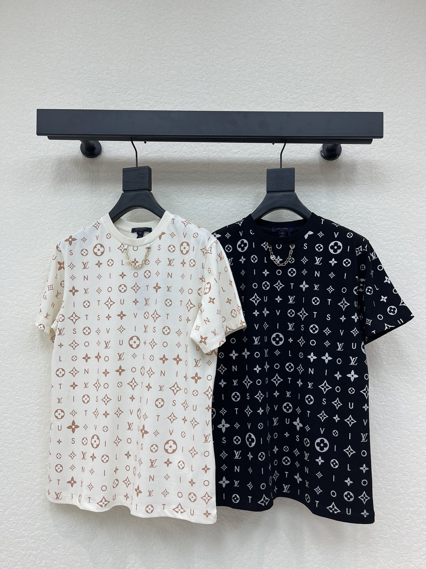 NO:576177,Louis Vuitto*26 early spring new presbyopic letter round neck printed chain short-sleeved T-shirt. Customized YB twill cotton material, breathable and comfortable, full of texture, regular short-sleeved T-shirt cut, highlighting the brand style, made of heavyweight pure cotton, slightly stretchy, showing a slimming visual effect. The neckline is decorated with metal letter chains, and the body is printed with a four-leaf clover letter pattern. It is stylish when worn alone. SML, Louis  vuitton,T-shirt,tees,t-shirt,alexander wang19860909Louis Vuitto*26早春新款老花字母圆领印花链条短袖T恤.定制YB斜纹全棉材质,透气舒适,质感十足,常规短袖T恤裁剪,凸显品牌格调,采用克重纯棉制成,略带有弹力 呈现显瘦视觉效果 领口以金属字母链条装饰,大身满印四叶草字母图案,单穿内搭都出彩时髦.SML,,louis vuitton,T-shirt,tees，t-shirt,alexander wang,Women's clothing