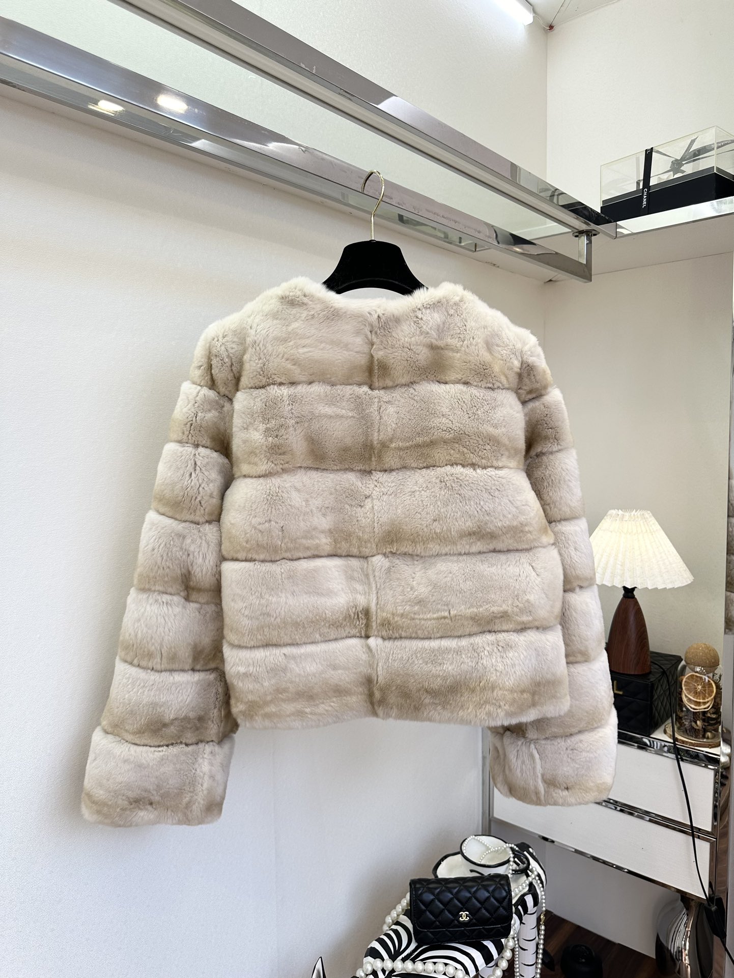 Luxurious Rex Rabbit Fur Coat: Warm, Soft, and Elegant Winter Outerwear 3 i1760946986 1292 1