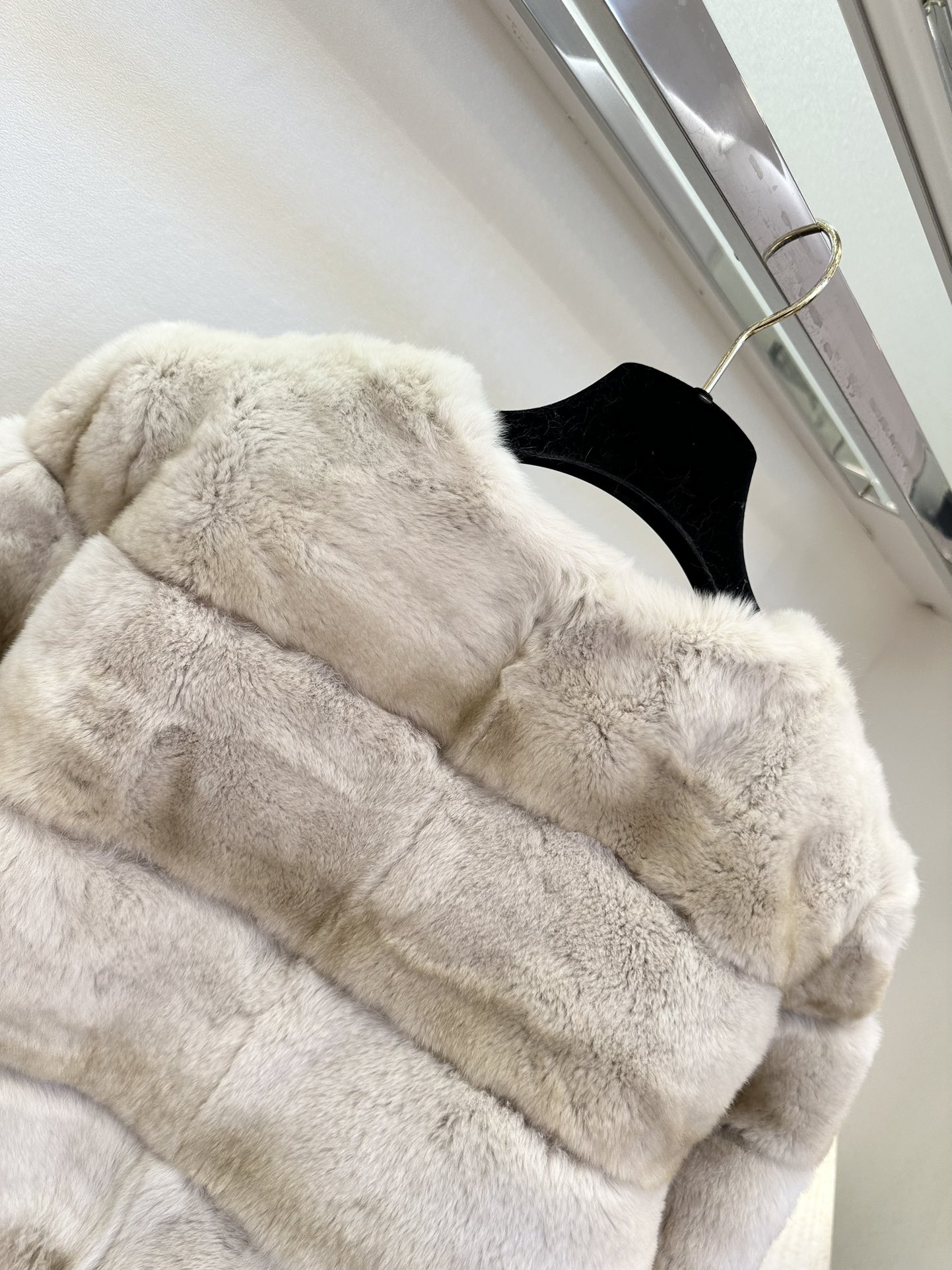 Luxurious Rex Rabbit Fur Coat: Warm, Soft, and Elegant Winter Outerwear 7 i1760946986 7134 5