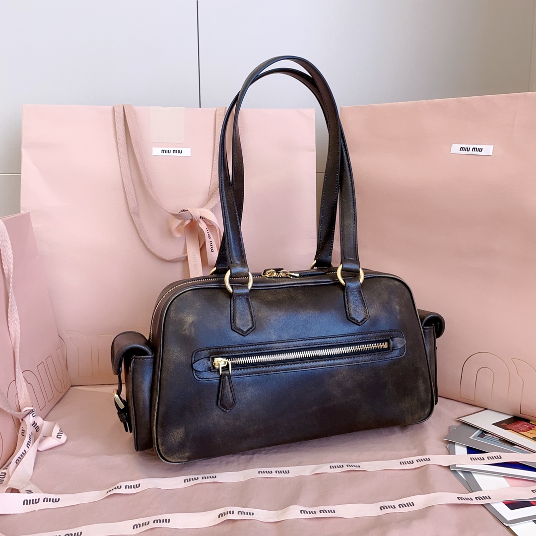 P1080 5BB179，Miu新品特色款式中古机车包，超重工制做，精致柔软做旧擦色小羊皮，呈现百搭复古风格，多口袋元素与精美的五金配件彰显质感与实用性，延续 miu不拘一格，大胆创新，慵懒不鞍却又自然洒脱的风格，个性鲜明，能驾驭各种风格，上班通勤外出旅游都是绝佳选择，容量相当可光
尺寸：32X19 X14 cm