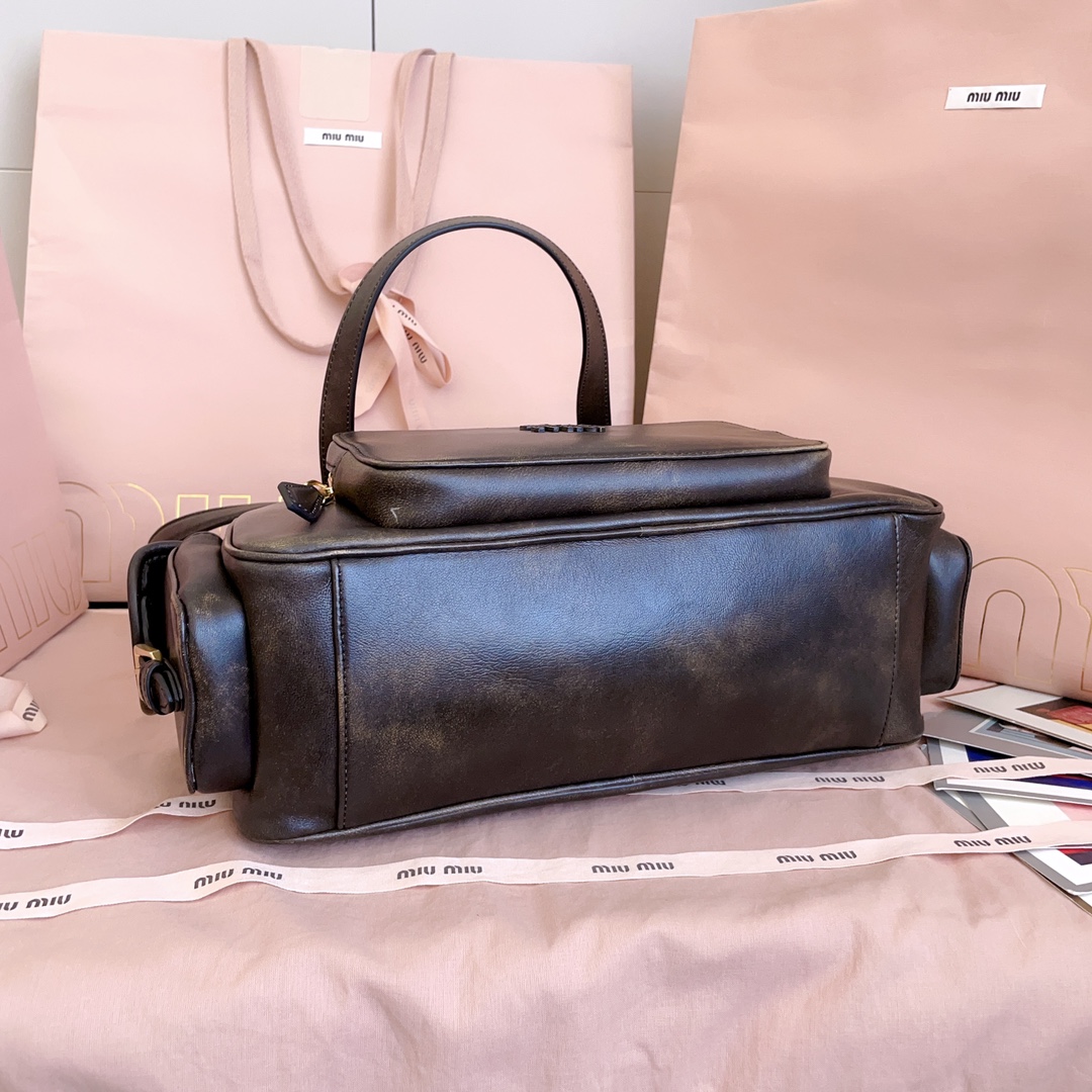 P1080 5BB179，Miu新品特色款式中古机车包，超重工制做，精致柔软做旧擦色小羊皮，呈现百搭复古风格，多口袋元素与精美的五金配件彰显质感与实用性，延续 miu不拘一格，大胆创新，慵懒不鞍却又自然洒脱的风格，个性鲜明，能驾驭各种风格，上班通勤外出旅游都是绝佳选择，容量相当可光
尺寸：32X19 X14 cm