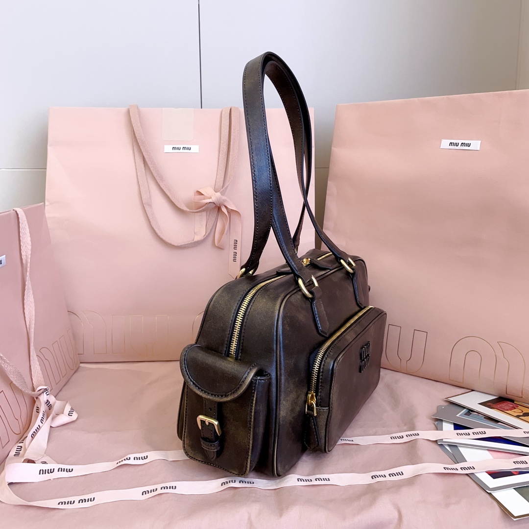 P1080 5BB179，Miu新品特色款式中古机车包，超重工制做，精致柔软做旧擦色小羊皮，呈现百搭复古风格，多口袋元素与精美的五金配件彰显质感与实用性，延续 miu不拘一格，大胆创新，慵懒不鞍却又自然洒脱的风格，个性鲜明，能驾驭各种风格，上班通勤外出旅游都是绝佳选择，容量相当可光
尺寸：32X19 X14 cm