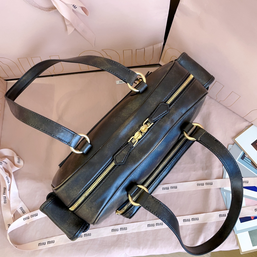 P1080 5BB179，Miu新品特色款式中古机车包，超重工制做，精致柔软做旧擦色小羊皮，呈现百搭复古风格，多口袋元素与精美的五金配件彰显质感与实用性，延续 miu不拘一格，大胆创新，慵懒不鞍却又自然洒脱的风格，个性鲜明，能驾驭各种风格，上班通勤外出旅游都是绝佳选择，容量相当可光
尺寸：32X19 X14 cm