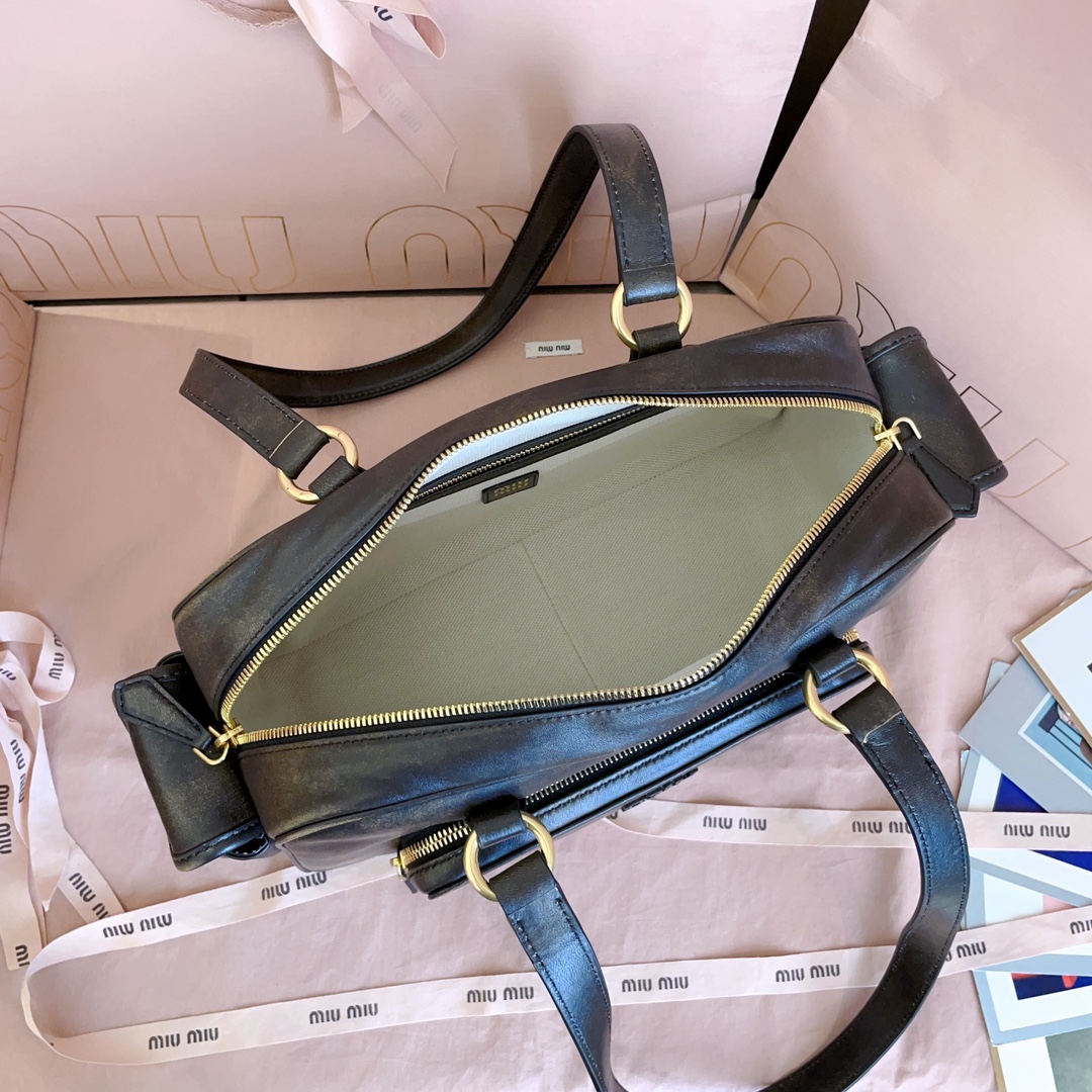 P1080 5BB179，Miu新品特色款式中古机车包，超重工制做，精致柔软做旧擦色小羊皮，呈现百搭复古风格，多口袋元素与精美的五金配件彰显质感与实用性，延续 miu不拘一格，大胆创新，慵懒不鞍却又自然洒脱的风格，个性鲜明，能驾驭各种风格，上班通勤外出旅游都是绝佳选择，容量相当可光
尺寸：32X19 X14 cm