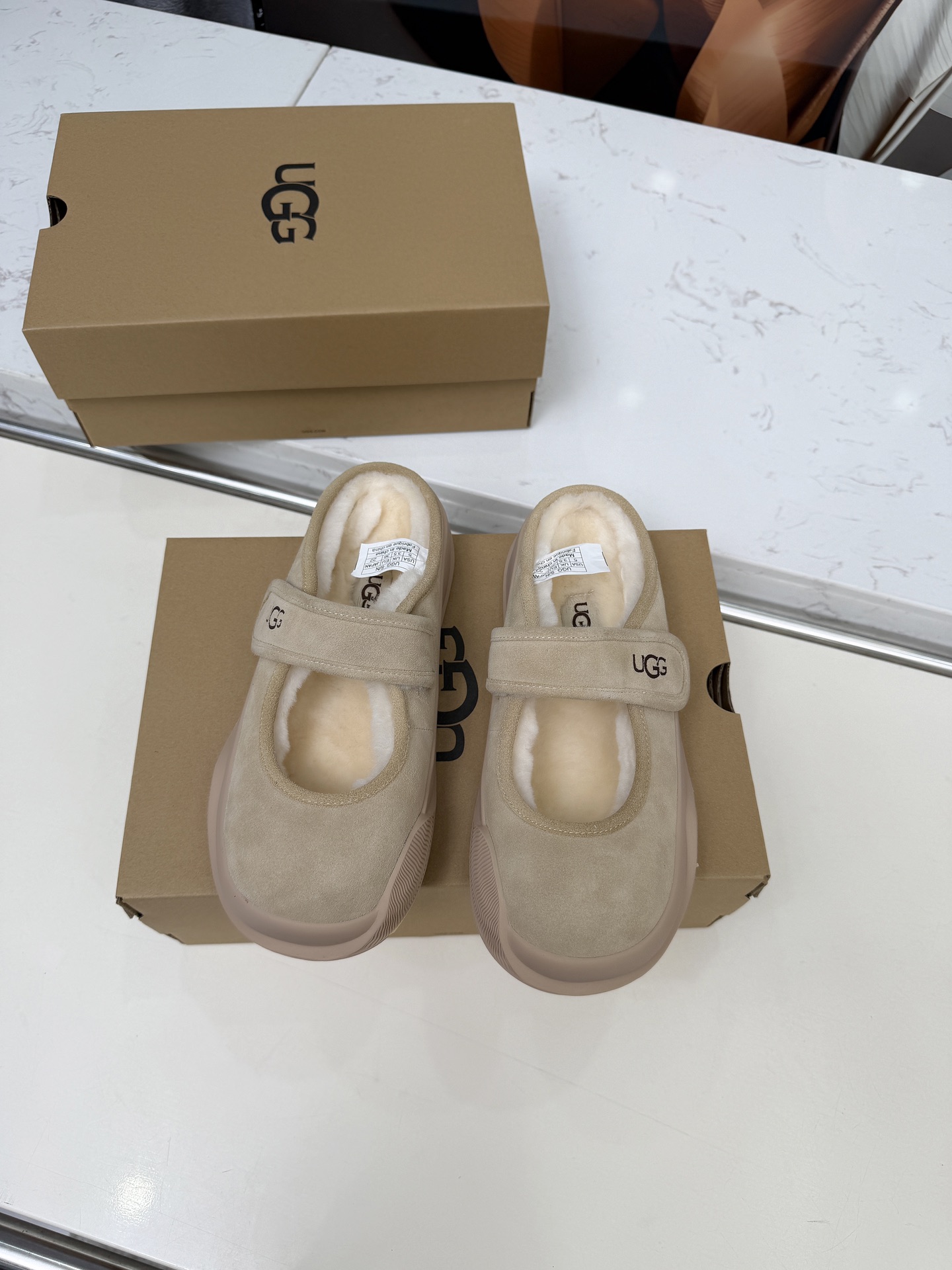 NO:614793,The most popular ugg wool Mary Jane in 2025. The upper is made of mercerized cow suede fabric. The entire inner foot is made of pure wool. It is fluffy. It is super cute and feels like stepping on clouds. It is fashionable and versatile when worn barefoot or with socks. Wool is skin-friendly, soft and warm. It is a must-have winter item. It has a great texture, rich in fashion elements, and is full of luxury. It can always show the trend of women's fashion when worn. Non-slip and wear-resistant rubber outsole, size 35 to 40, half-mogging fur shoes, mary  jane,socks19860909油鸡2025最火爆ugg羊毛玛丽珍 鞋面采用丝光牛反绒面料特级纯羊毛整个内里垫脚采用纯羊毛毛茸茸的,超可爱,踩云脚感,光脚或者搭配袜子穿都时尚百搭羊毛亲肤柔软保暖冬季必备款,质感超棒,富有时尚元素,贵气感十足穿上总能展现女性时尚潮流 防滑耐磨的橡胶大底 码数35一40,半拖毛毛鞋,mary jane,socks,Women's Shoes