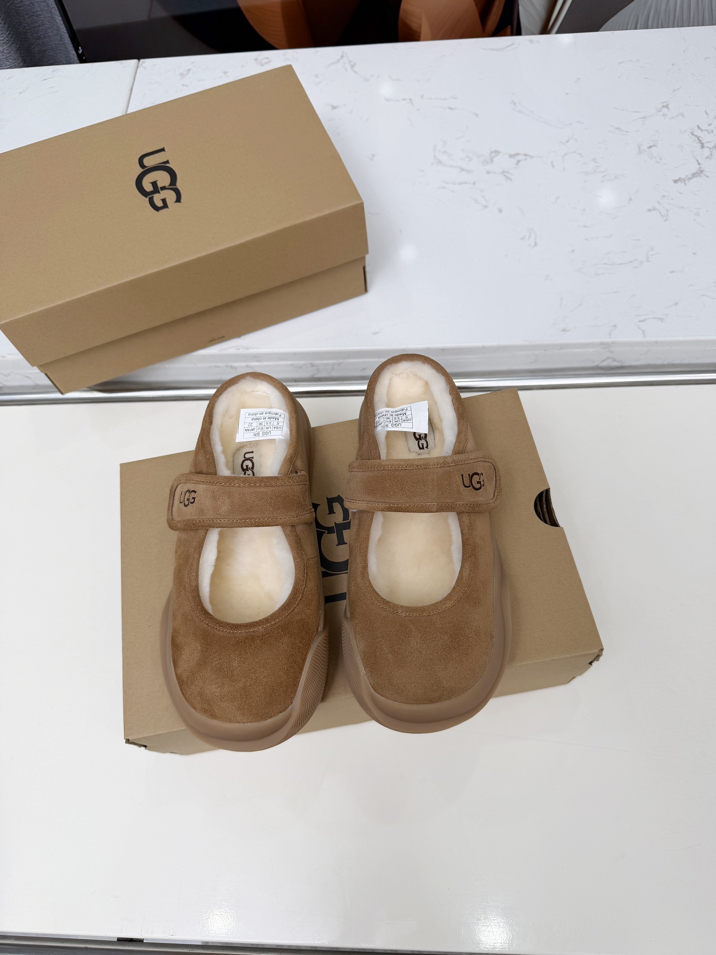 NO:613861,The most popular ugg wool Mary Jane. The upper is made of mercerized cow suede fabric. The entire inner pad is made of pure wool. It is furry. It is super cute and feels like walking on clouds. It is fashionable and versatile when worn barefoot or with socks. Wool is skin-friendly, soft and warm. It is a must-have for winter. It has a great texture, rich in fashion elements, and is full of elegance. It can always show the trend of women's fashion when worn. Non-slip and wear-resistant rubber outsole, size 35 to 40, furry shoes and half slippers, mary jane, socks19860909出 油鸡最火爆ugg羊毛玛丽珍 鞋面采用丝光牛反绒面料特级纯羊毛整个内里垫脚采用纯羊毛毛茸茸的,超可爱,踩云脚感,光脚或者搭配袜子穿都时尚百搭羊毛亲肤柔软保暖冬季必备款,质感超棒,富有时尚元素,贵气感十足穿上总能展现女性时尚潮流 防滑耐磨的橡胶大底 码数35一40,毛毛鞋半拖,mary jane,socks,Women's Shoes