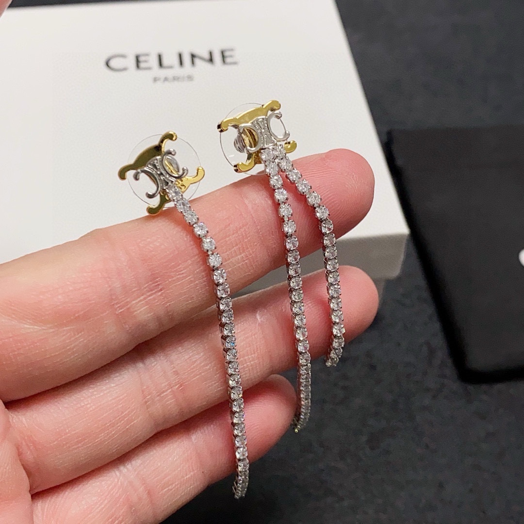 NO:581984,Xiaohongshu recommends the latest popular Celine Arc de Triomphe long tassel full diamond earrings. Celine has become a popular element, continuing to interpret elegance and create fashion for women. Celine’s jewelry style definitely represents a new lifestyle. Just like this earring, the harmonious matching with clothing is very prominent, allowing gorgeousness and freedom to coexist, elegant but never feeling constrained. Boutique jewelry, celine, celine, earrings19860909小红书推荐最新爆款Celine赛琳凯旋门长款流苏满钻耳环耳钉 赛琳已经自成一股流行元素,持续为女性诠释优雅、创造时尚,Celine家的饰品风格绝对代表了一种新的生活方式,就像此款耳环,跟服饰之间的和谐搭配性是非常凸出的,让华丽与自在共存,优雅但绝不会感到束缚,饰品精品,celine,celine,earrings,Jewelry