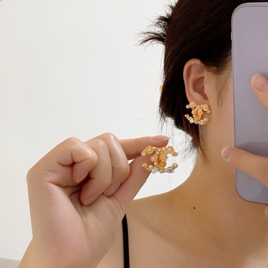NO:575289,Xiaoxiang's new Chanel camellia diamond and pearl earrings are exactly the same as the original!  High-end customization, every detail is comparable to the authentic products at the counter. The only one in the industry that buys genuine pattern making, fine jewelry, chanel, chanel at the counter all over the world19860909小香新款 Chanel香奈儿山茶花镶钻搭配珍珠耳钉 原版一摸一样的原单货！高端定制 每一个细节媲美专柜正品,业内仅此一家全世界专柜自购正品打版,饰品精品,chanel,chanel,Jewelry