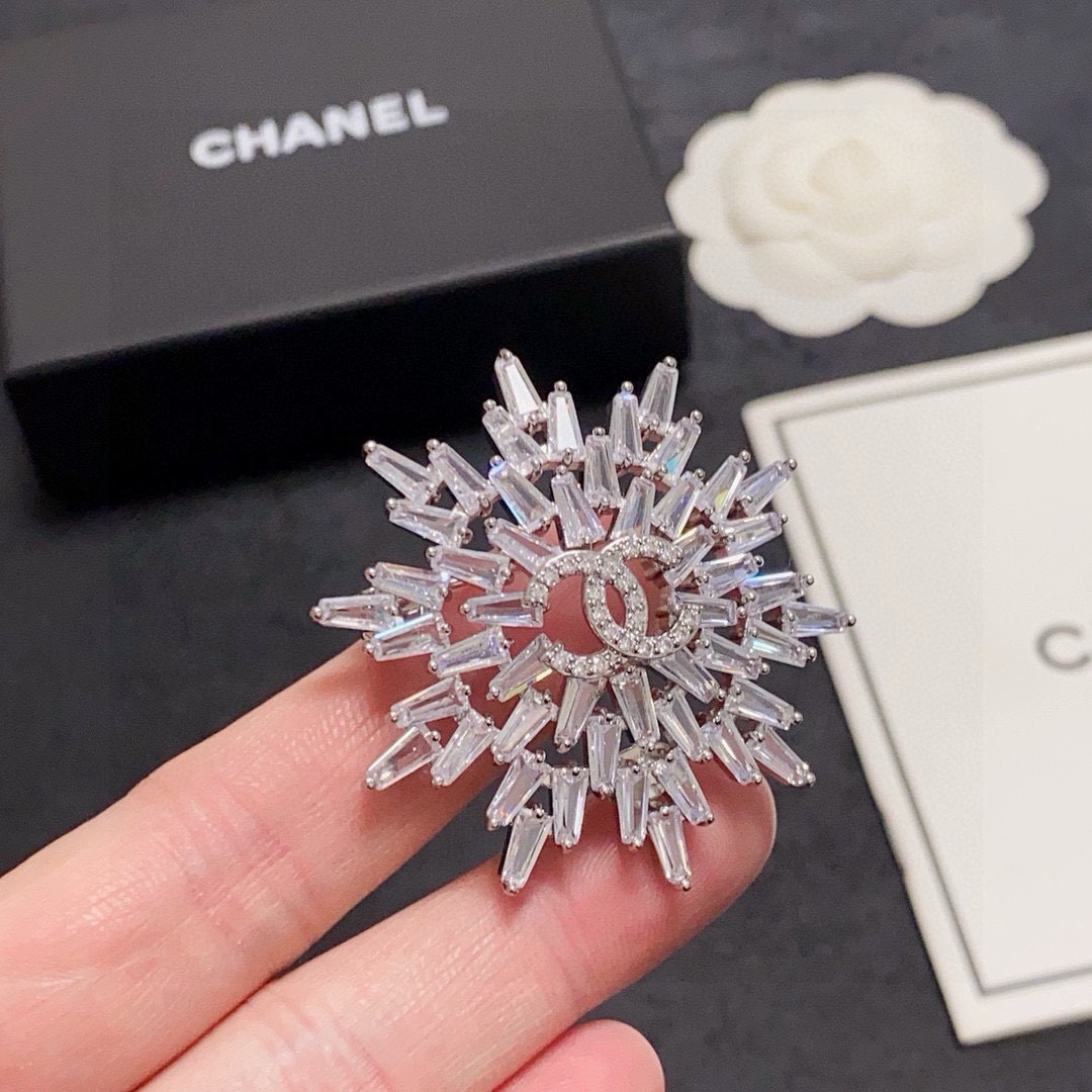 NO:581998,CHANEL Xiaoxiang counter's new snowflake ice cube full diamond high-quality Chanel brooch is the accessory that best understands women. Women who devote all their efforts to being themselves tend to cherish the meaning of the brooch more. Ms. Chanel pinned the brooch on her hat and told the fashionable ladies who imitated her that 'brooches are very practical. They can be pinned on suit collars, pockets, hats, belts or evening dresses. Boutique jewelry, chanel, chanel, business  suit, brooch, breastpin, hats19860909CHANEL小香专柜新款雪花冰块满钻高品质香奈儿胸针,是最懂女人的饰物.那些倾注了全部心血去做自己的女人,往往更珍惜胸针的意义.香奈儿女士把胸针别在帽子上,并告诉那些模仿她的时髦女士们[胸针可是非常实用,它可以别在西装领上、口袋上、帽子上、腰带上或者是晚礼服上,饰品精品,chanel,chanel,business suit,brooch，breastpin,hats,Jewelry