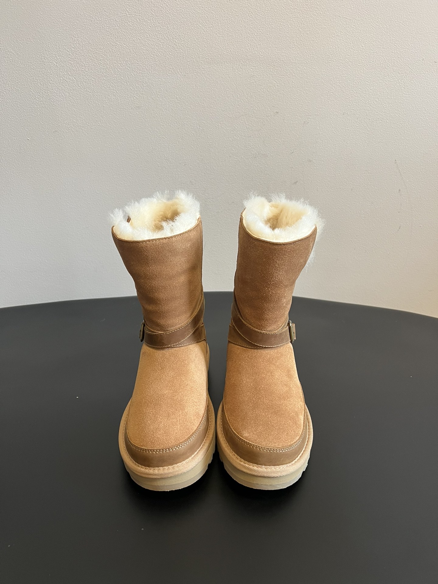 NO:593460,UG* Autumn and winter warm buckle mid-calf snow boots. The upper is made of suede and is filled with wool to achieve a combination of warmth and texture. The mid-calf boot shape is equipped with a side buckle design, which not only enhances the fashion sense of the style, but also adjusts the shape of the boot according to the dressing needs, such as folding to change the style. The thick sole design has a heightening effect, suitable for winter cold-resistant scenes, and can be adapted to various styles such as casual and street. UGG  Famous for its sheepskin integrated snow boots, this type of buckle style is an extension of the brand's classic product line. It not only retains the core gene of 'warmth and comfort', but also enhances the fashion attributes through details such as metal buckles. It is often the matching choice of stars and fashionistas in autumn and winter. Suede upper, wool imported from New Zealand, rubber outsole, increased size 3.5cm, size 35-40, snow boots, boots, sheepskin, chamois leather19860909UG* 秋冬保暖带扣中筒雪地靴 鞋面采用翻毛皮材质,内里填充羊毛,实现保暖与质感的结合.中筒靴型搭配侧边扣带设计,既提升了造型的时尚感,又可根据穿搭需求调节靴筒形态,如翻折变换风格.厚底设计兼具增高效果,适合冬季抗寒场景,能适配休闲、街头等多种穿搭风格. UGG 以羊皮毛一体雪地靴闻名,此类带扣款式属于品牌经典产品线的延伸,既保留了“温暖舒适”的核心基因,又通过金属扣等细节增强时尚属性,常成为秋冬季节明星、潮流达人的搭配选择. 鞋面麂皮 内里新西兰进口羊毛 大底橡胶组合大底 增高3.5cm size35-40码,雪地靴,boots,sheepskin,chamois leather,Women's Shoes