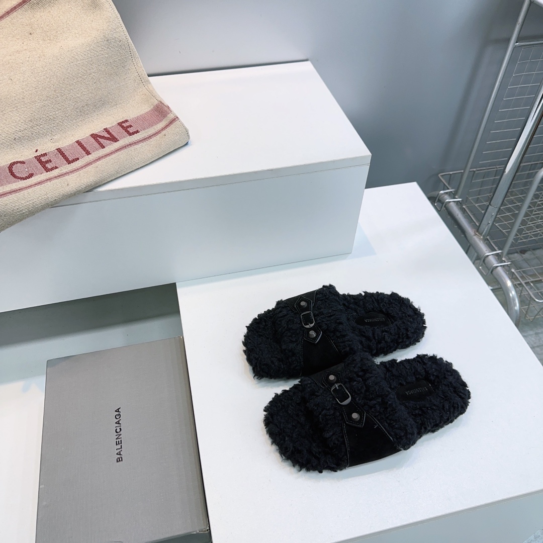 NO:628032,High quality!  Top quality BALENCIAGA 25ss autumn and winter latest warm lamb wool rivet punk style flat casual fur mop!  A favorite of fashion bloggers and European and American celebrities. A must-have for winter. Stylish but not overly ostentatious. The upper is imported high-mercerized cowhide. The lining is made of real wool. It is particularly fluffy and soft, and feels particularly comfortable against the skin. Exquisite hand-sewn stitching. The foot pads are embellished with logos for a high-end feel. The uppers are made of cow suede. The lining foot pads are imported sheep's curly wool. Original rubber non-slip and wear-resistant soles. Number of yards: 35-40 (40 is custom-made and cannot be returned or exchanged)  With original packaging, furry shoes and slippers, balenciaga, balenciaga, slippers, cowhide19860909高品质！顶级品质BALENCIAGA巴黎世家25ss秋冬最新款保暖羊羔毛铆钉朋克风平底休闲毛毛拖！ 时装博主与欧美明星大爱款 冬季必备款 时尚却不过分张扬鞋面进口高丝光牛皮 内里真羊毛 特别的蓬松柔软、亲肤脚感特别舒服 精致的手工缝纫走线 垫脚logo点缀高级感满满 鞋面采用牛反绒 内里垫脚进口羊卷毛 原版橡胶防滑耐磨底 码数:35-40（40定做不退换） 配原版包装,毛毛鞋拖鞋,balenciaga,balenciaga,slippers,cowhide,Women's Shoes