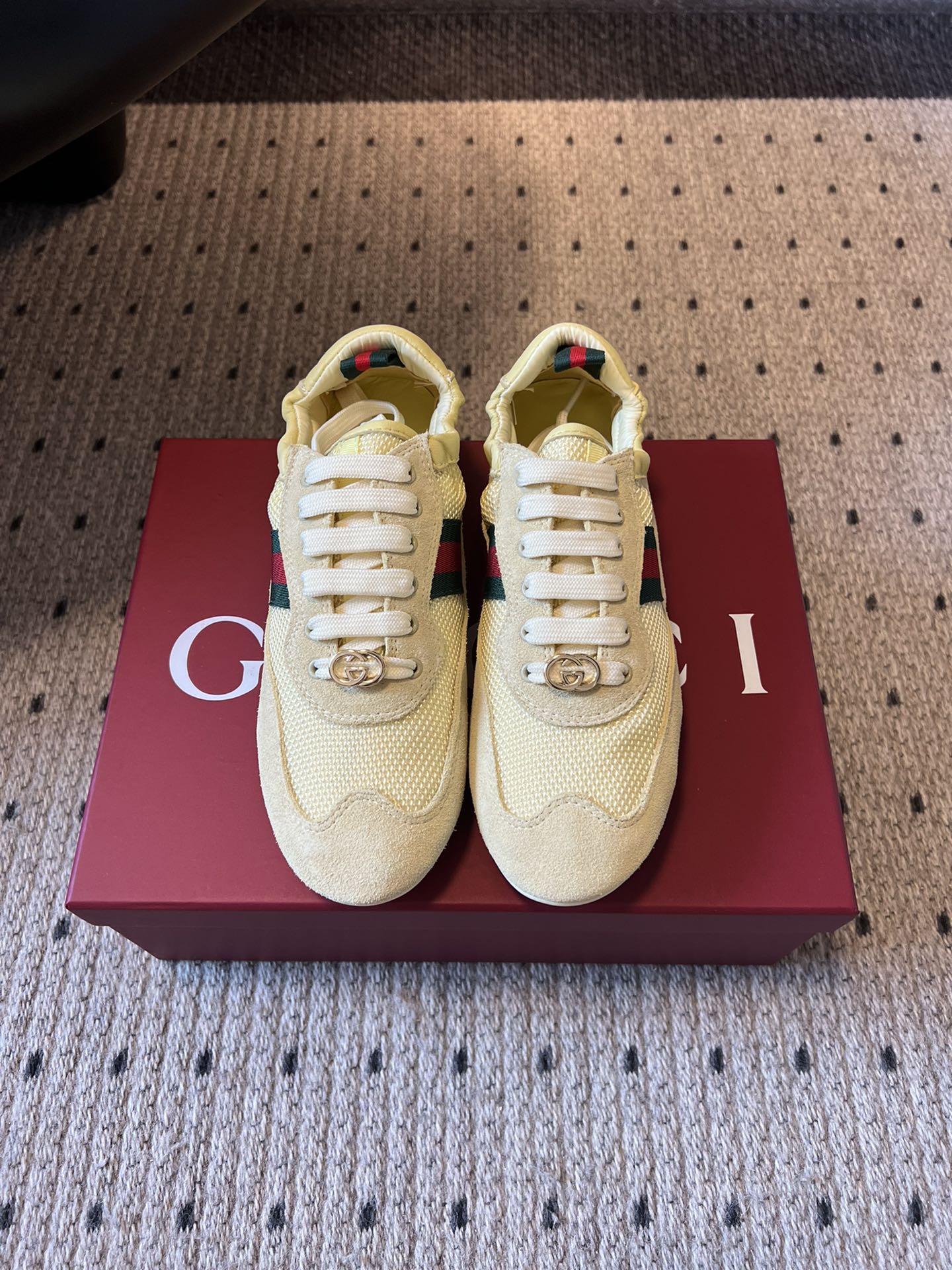 GUCC* 25ss复古运动鞋系列鞋身融合网眼布+麂皮材质，轻盈透气且质感高级；侧边标志性的红绿织带与鞋