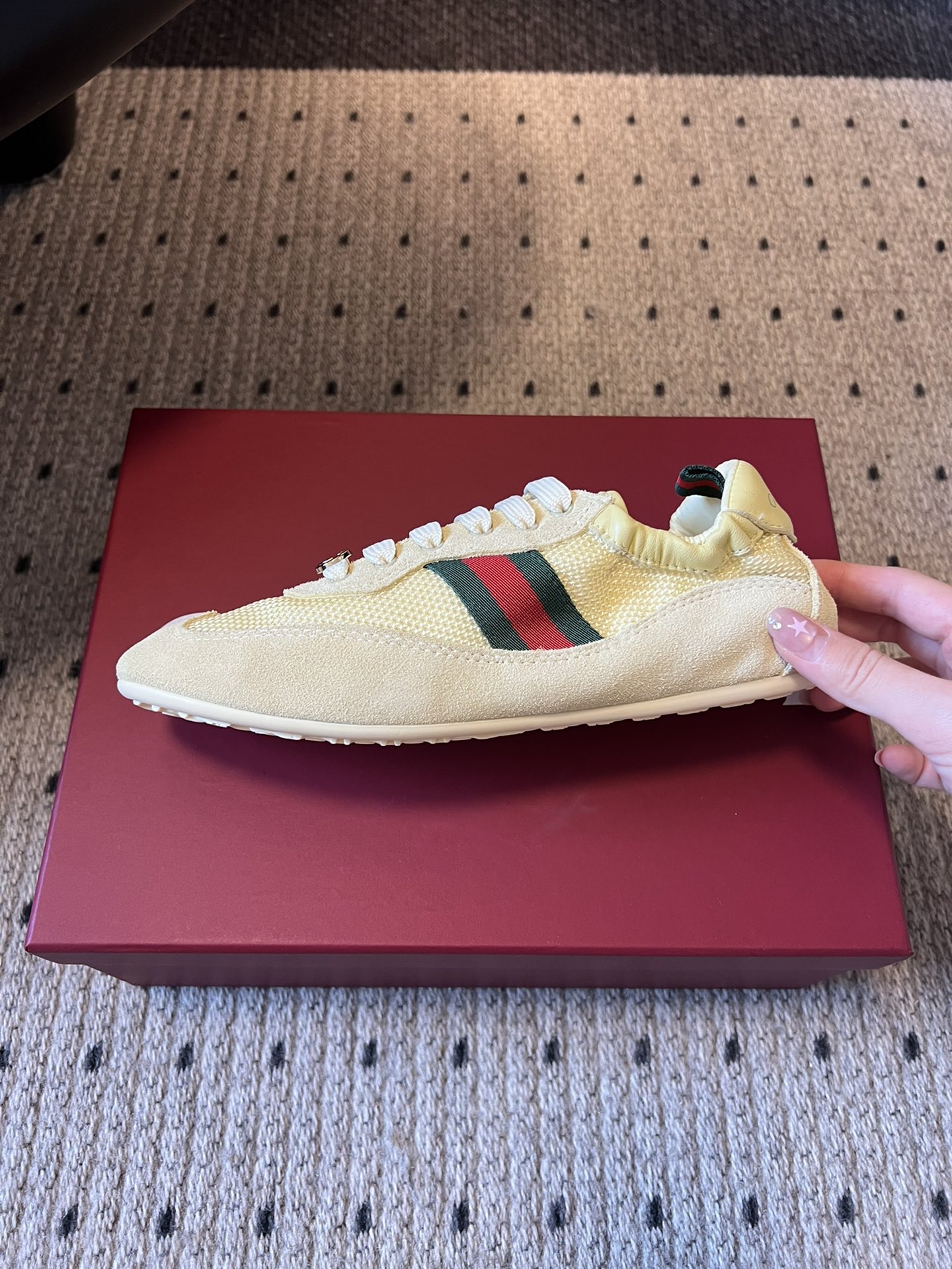 GUCC* 25ss复古运动鞋系列鞋身融合网眼布+麂皮材质，轻盈透气且质感高级；侧边标志性的红绿织带与鞋