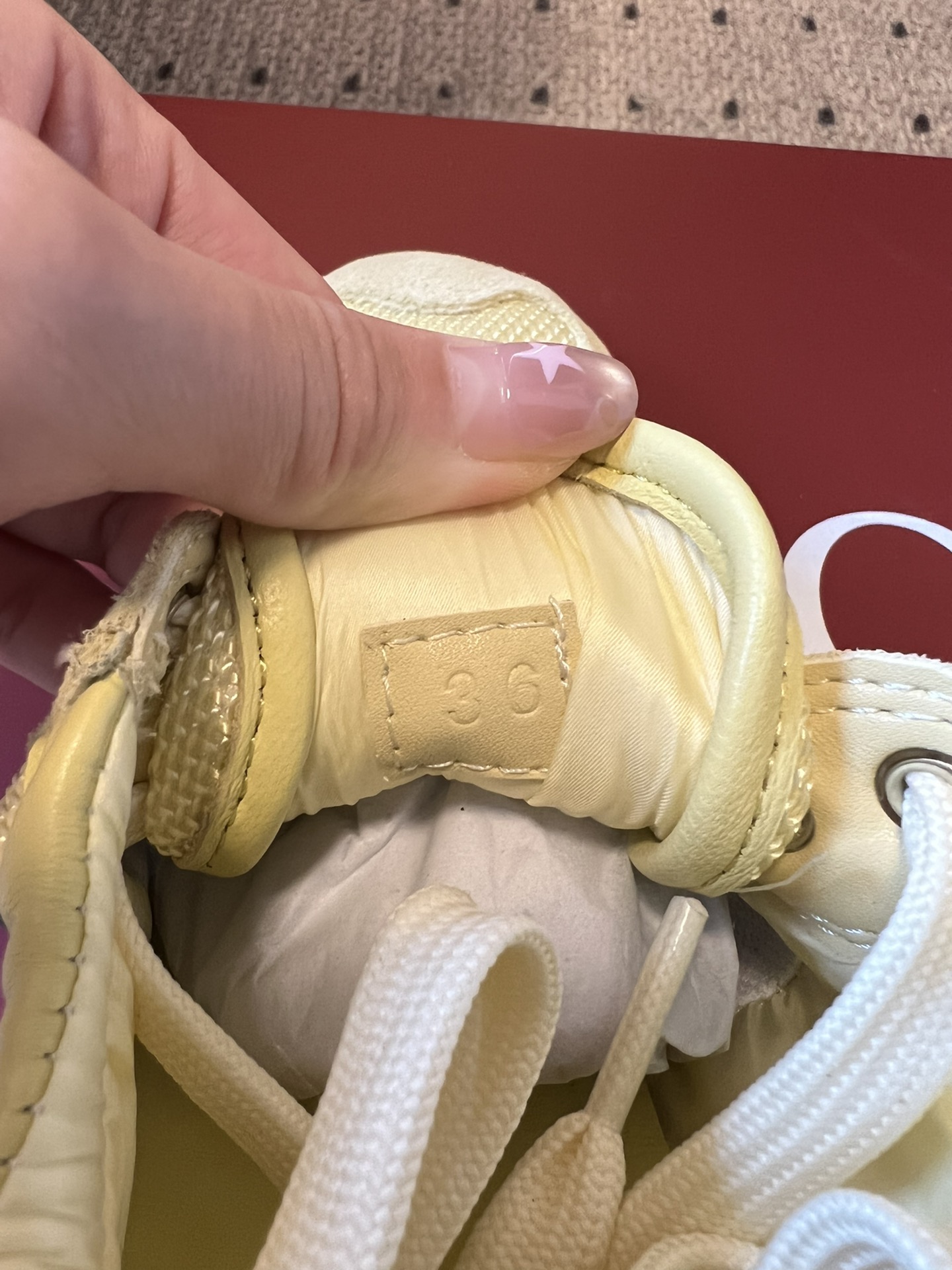 GUCC* 25ss复古运动鞋系列鞋身融合网眼布+麂皮材质，轻盈透气且质感高级；侧边标志性的红绿织带与鞋