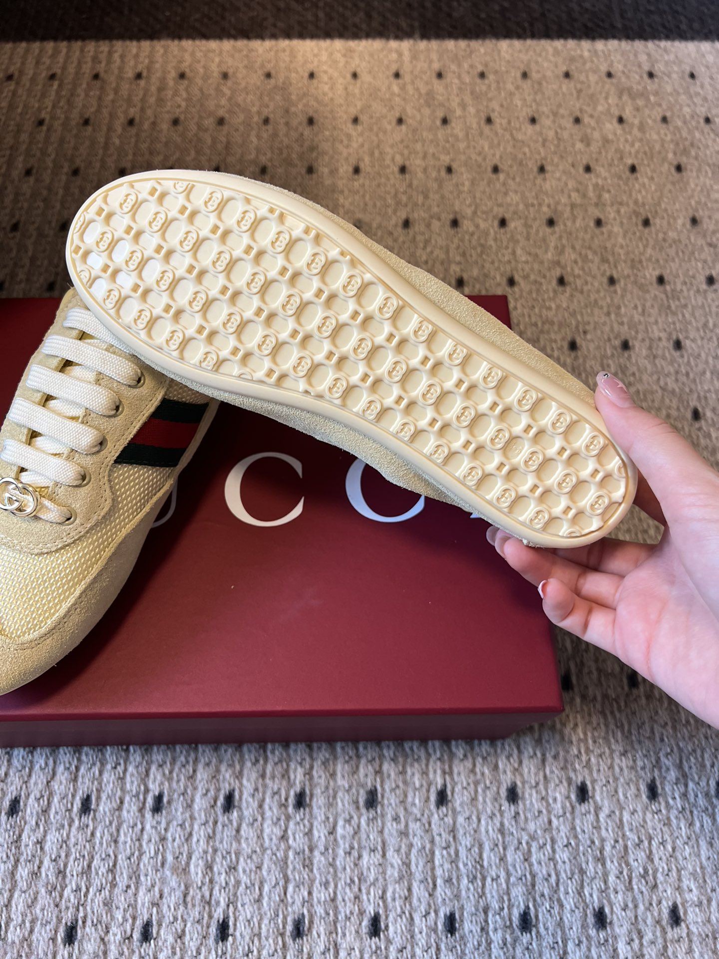 GUCC* 25ss复古运动鞋系列鞋身融合网眼布+麂皮材质，轻盈透气且质感高级；侧边标志性的红绿织带与鞋