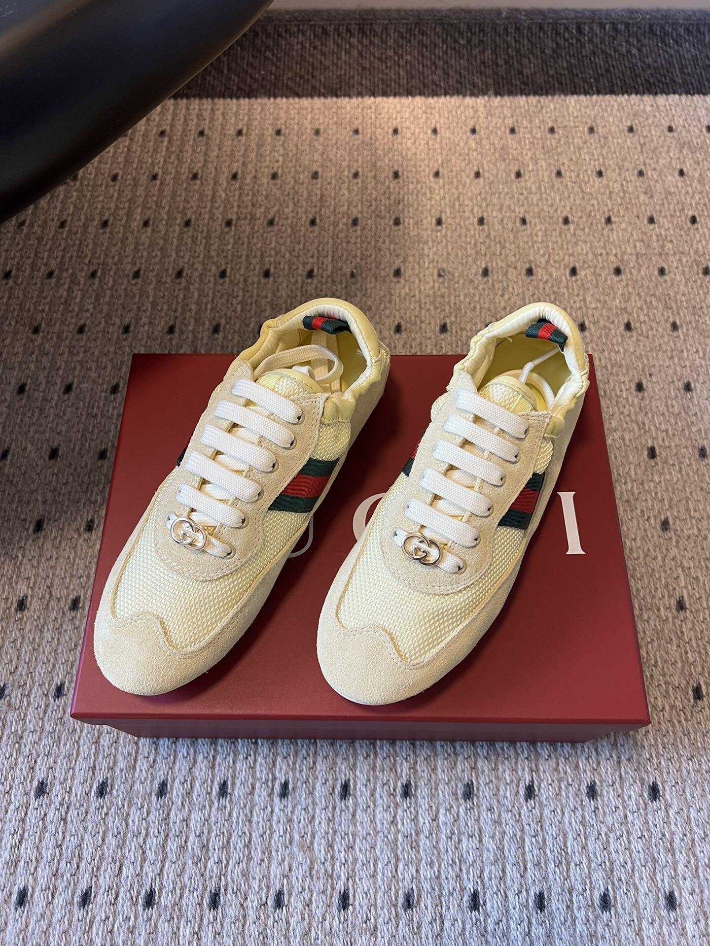 GUCC* 25ss复古运动鞋系列鞋身融合网眼布+麂皮材质，轻盈透气且质感高级；侧边标志性的红绿织带与鞋