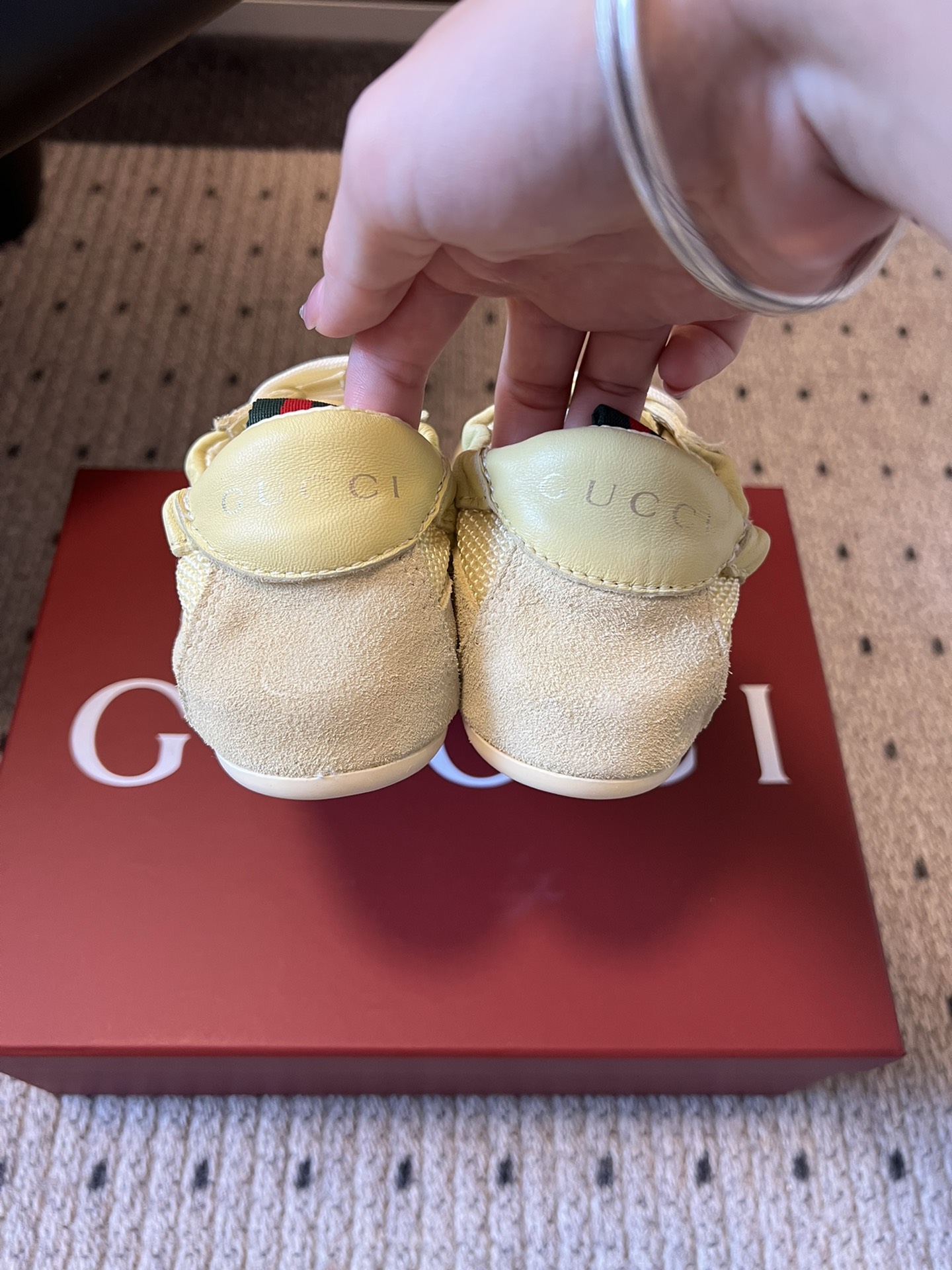 GUCC* 25ss复古运动鞋系列鞋身融合网眼布+麂皮材质，轻盈透气且质感高级；侧边标志性的红绿织带与鞋