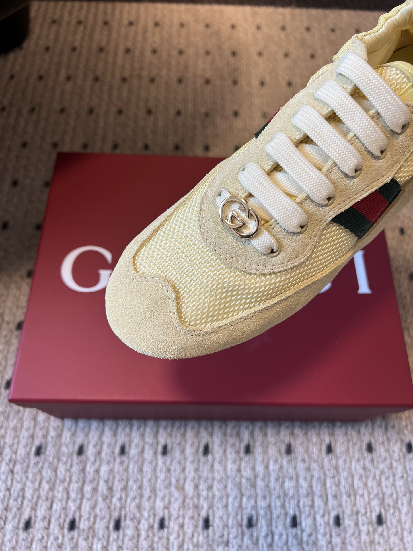 GUCC* 25ss复古运动鞋系列鞋身融合网眼布+麂皮材质，轻盈透气且质感高级；侧边标志性的红绿织带与鞋