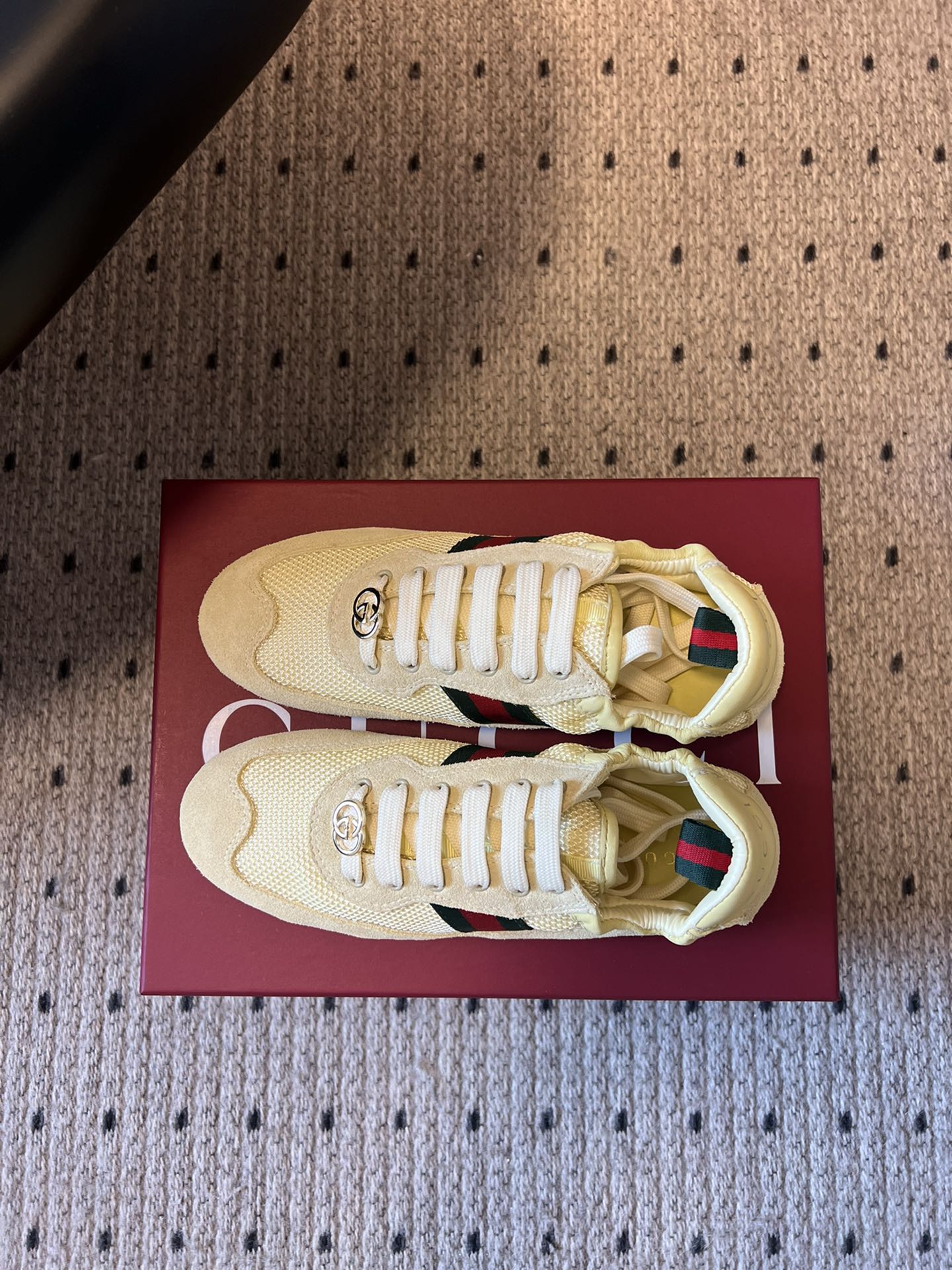 GUCC* 25ss复古运动鞋系列鞋身融合网眼布+麂皮材质，轻盈透气且质感高级；侧边标志性的红绿织带与鞋