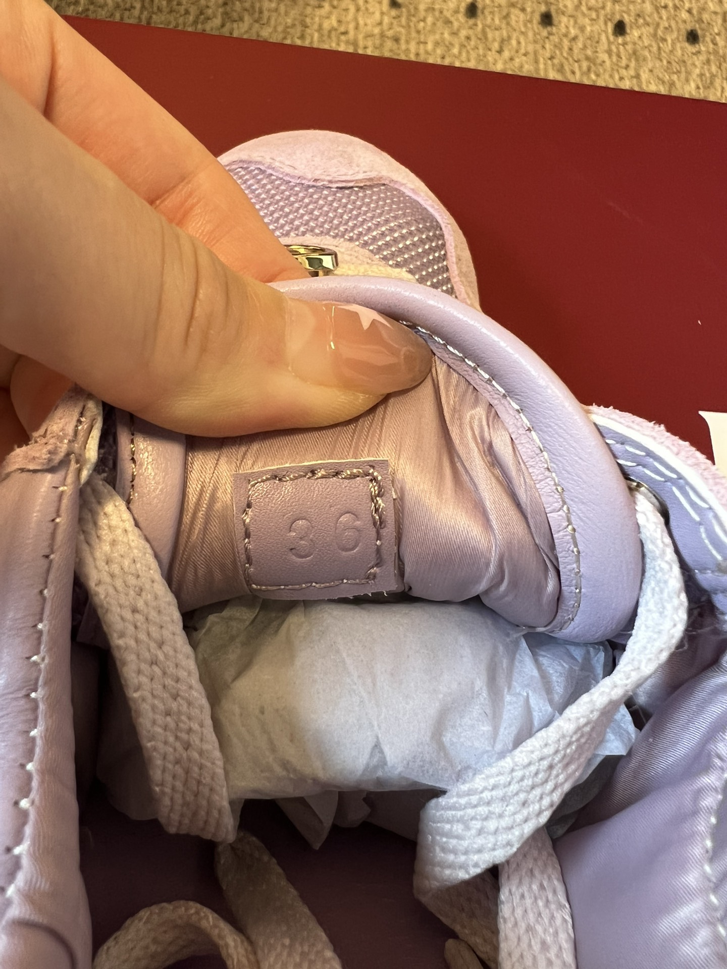 GUCC* 25ss复古运动鞋系列鞋身融合网眼布+麂皮材质，轻盈透气且质感高级；侧边标志性的红绿织带与鞋