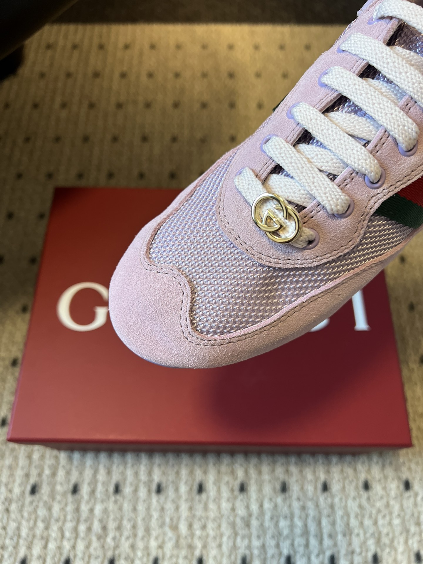 GUCC* 25ss复古运动鞋系列鞋身融合网眼布+麂皮材质，轻盈透气且质感高级；侧边标志性的红绿织带与鞋