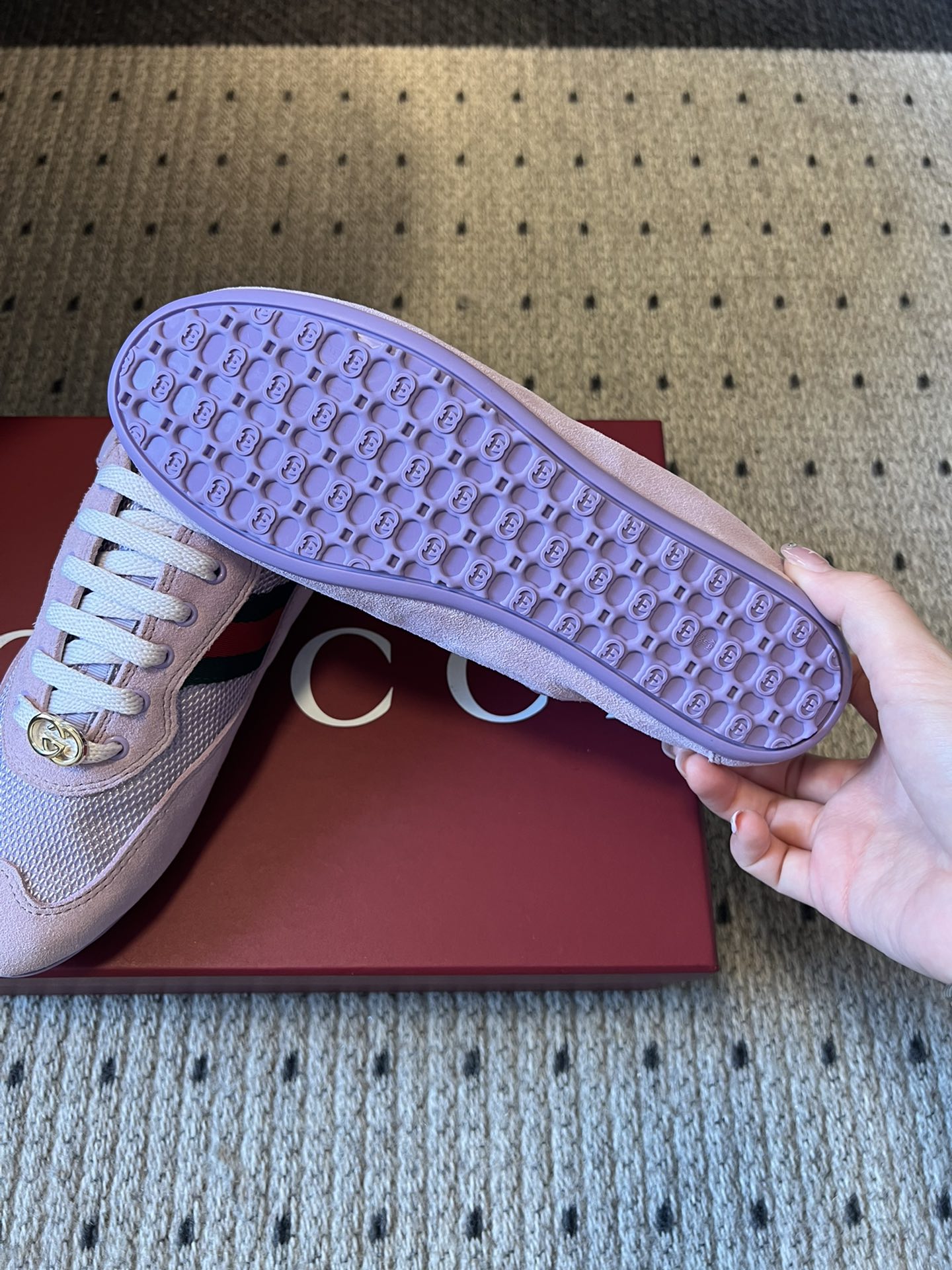 GUCC* 25ss复古运动鞋系列鞋身融合网眼布+麂皮材质，轻盈透气且质感高级；侧边标志性的红绿织带与鞋