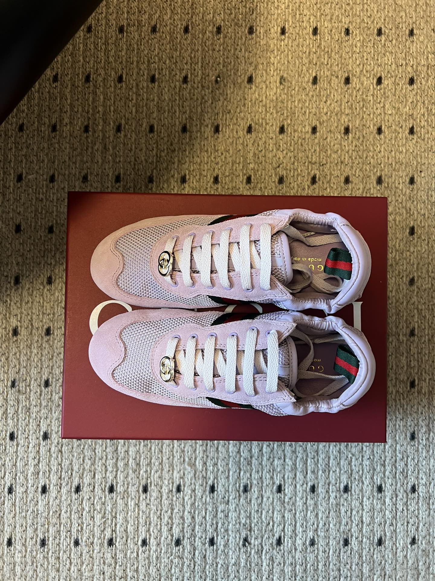 GUCC* 25ss复古运动鞋系列鞋身融合网眼布+麂皮材质，轻盈透气且质感高级；侧边标志性的红绿织带与鞋