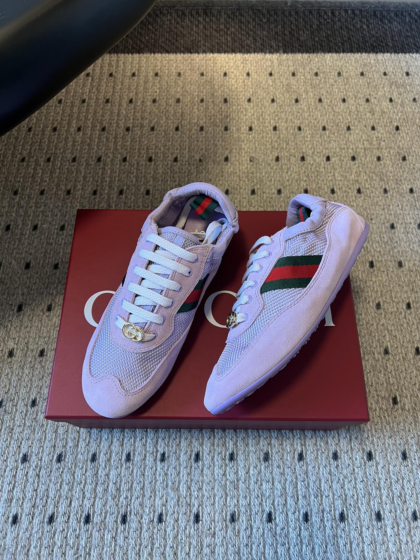 GUCC* 25ss复古运动鞋系列鞋身融合网眼布+麂皮材质，轻盈透气且质感高级；侧边标志性的红绿织带与鞋