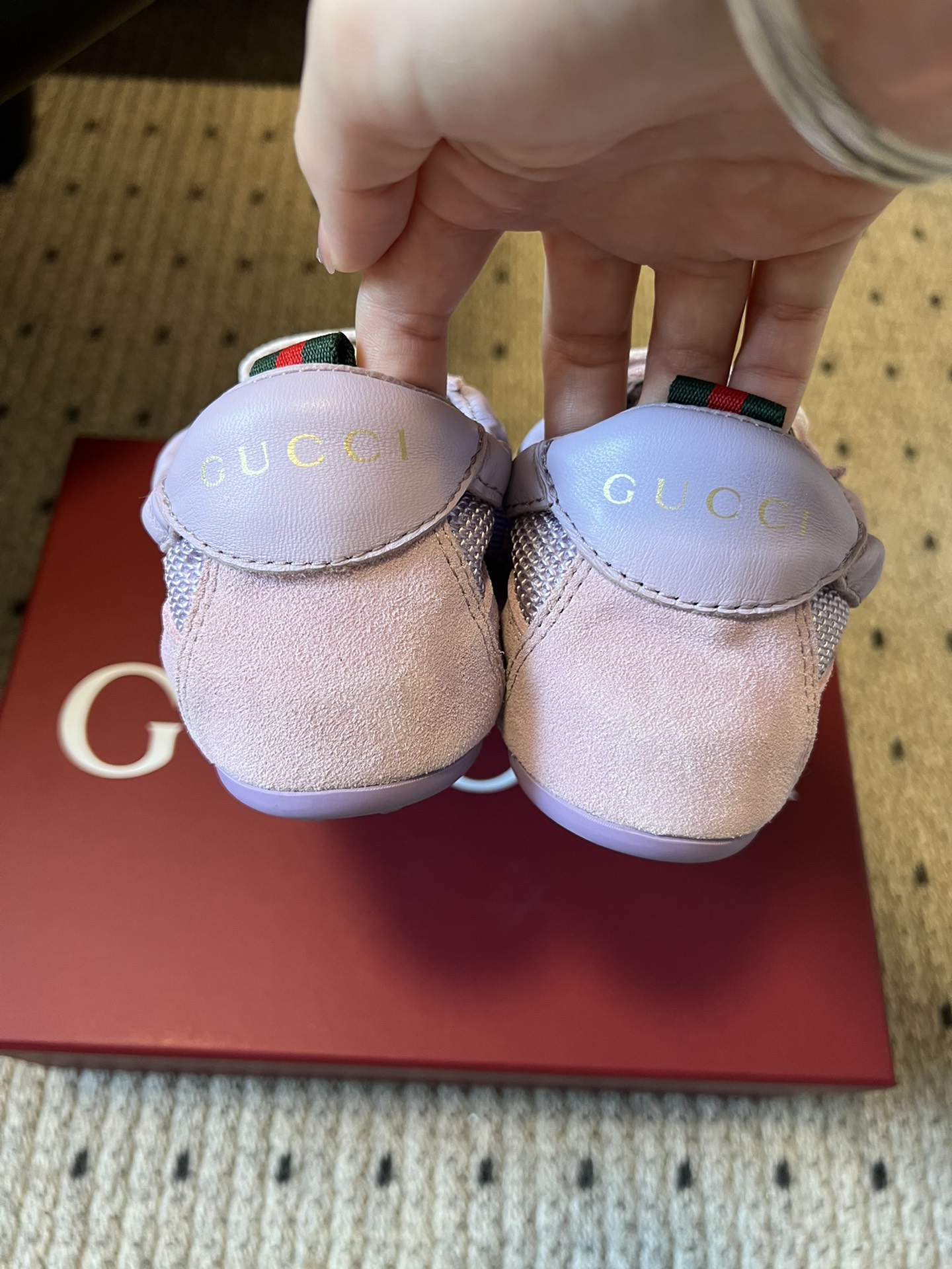 GUCC* 25ss复古运动鞋系列鞋身融合网眼布+麂皮材质，轻盈透气且质感高级；侧边标志性的红绿织带与鞋