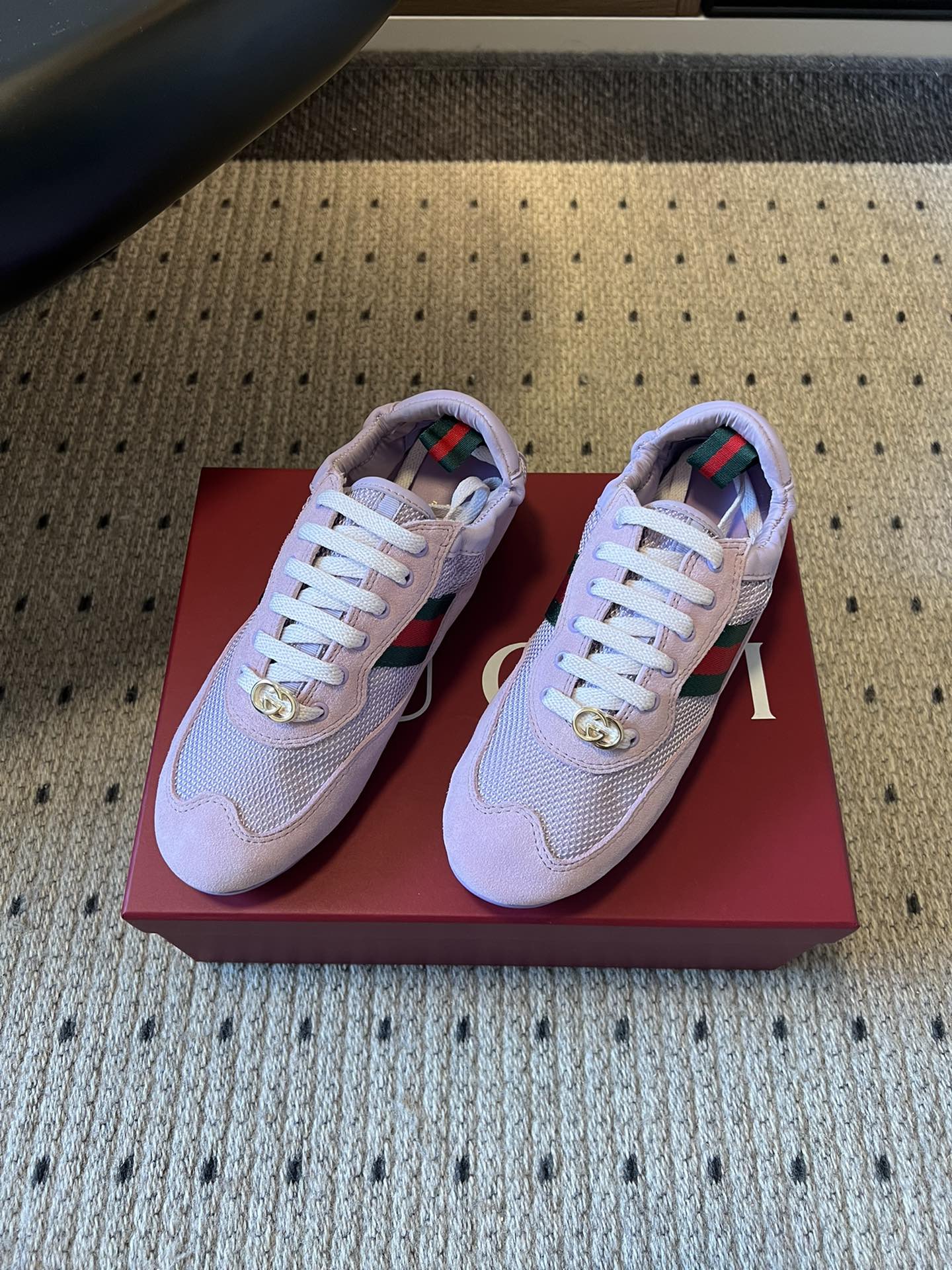 GUCC* 25ss复古运动鞋系列鞋身融合网眼布+麂皮材质，轻盈透气且质感高级；侧边标志性的红绿织带与鞋