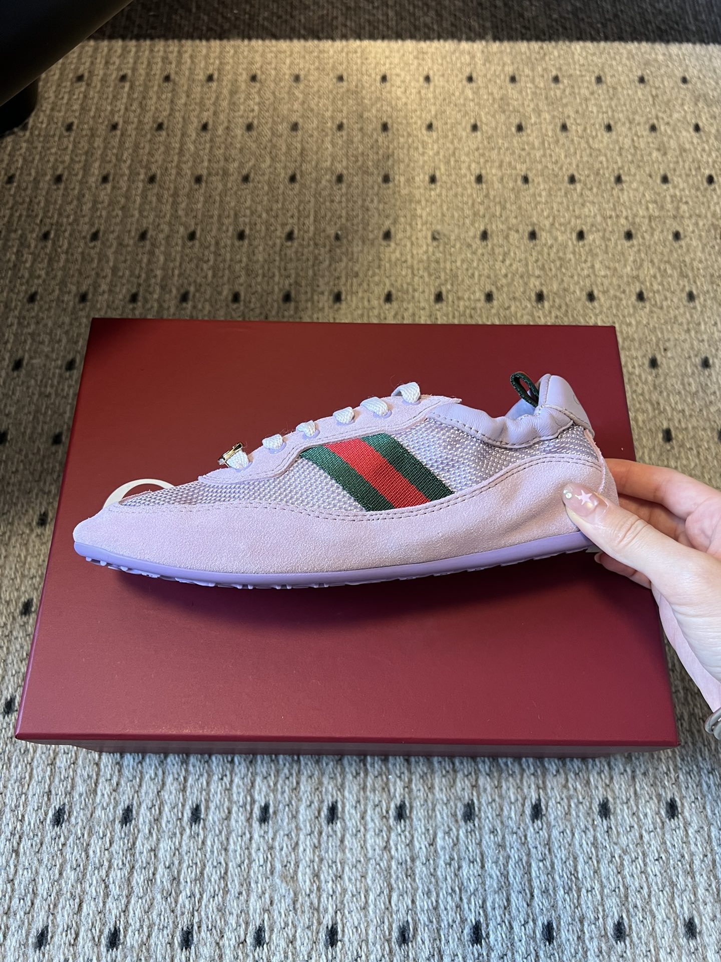 GUCC* 25ss复古运动鞋系列鞋身融合网眼布+麂皮材质，轻盈透气且质感高级；侧边标志性的红绿织带与鞋