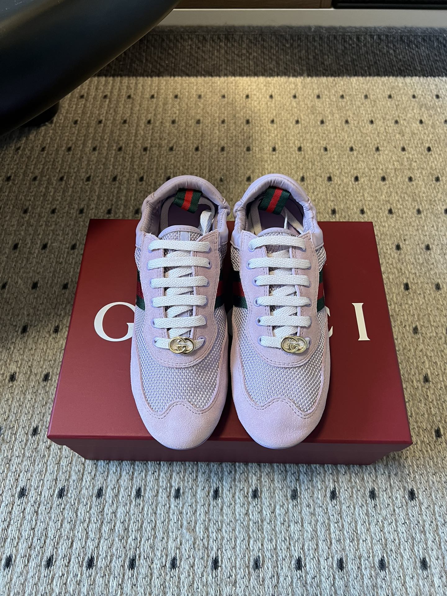 GUCC* 25ss复古运动鞋系列鞋身融合网眼布+麂皮材质，轻盈透气且质感高级；侧边标志性的红绿织带与鞋