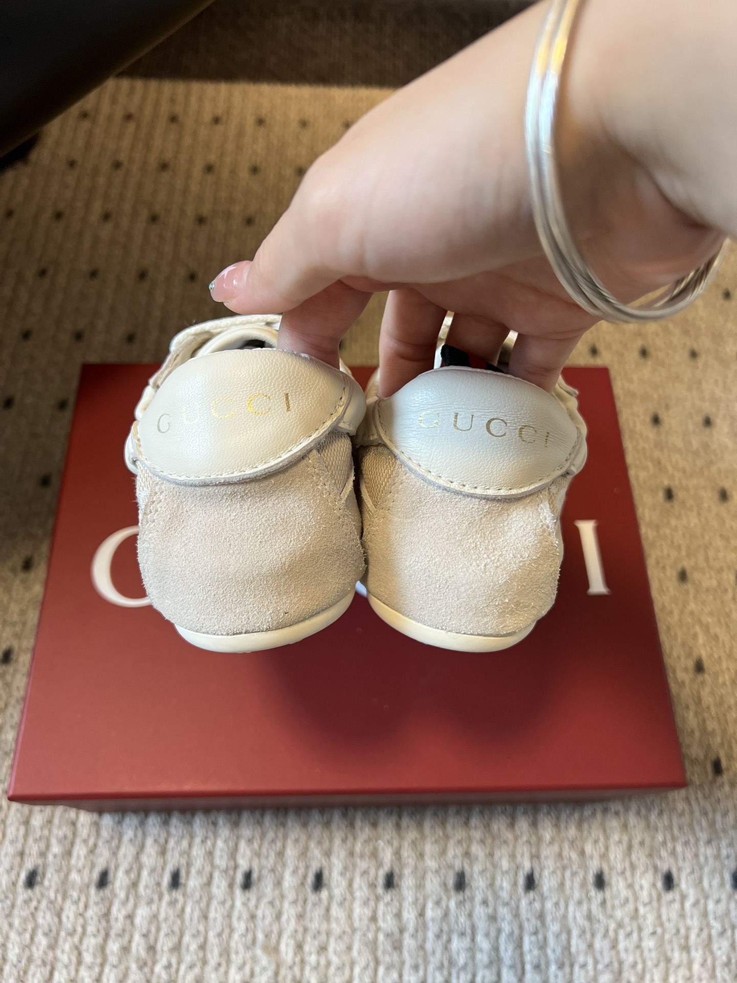 GUCC* 25ss复古运动鞋系列鞋身融合网眼布+麂皮材质，轻盈透气且质感高级；侧边标志性的红绿织带与鞋