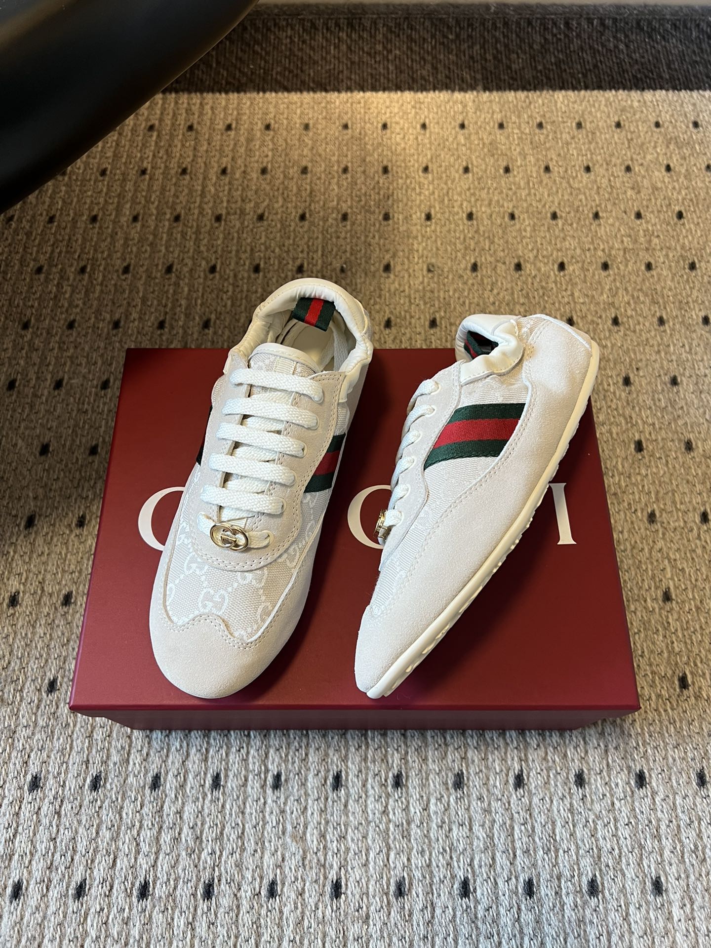 GUCC* 25ss复古运动鞋系列鞋身融合网眼布+麂皮材质，轻盈透气且质感高级；侧边标志性的红绿织带与鞋