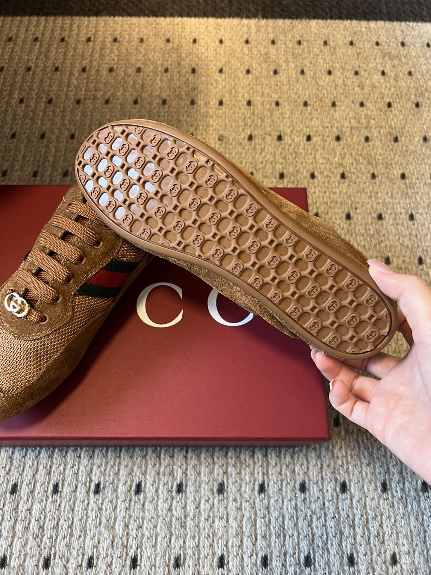 GUCC* 25ss复古运动鞋系列鞋身融合网眼布+麂皮材质，轻盈透气且质感高级；侧边标志性的红绿织带与鞋