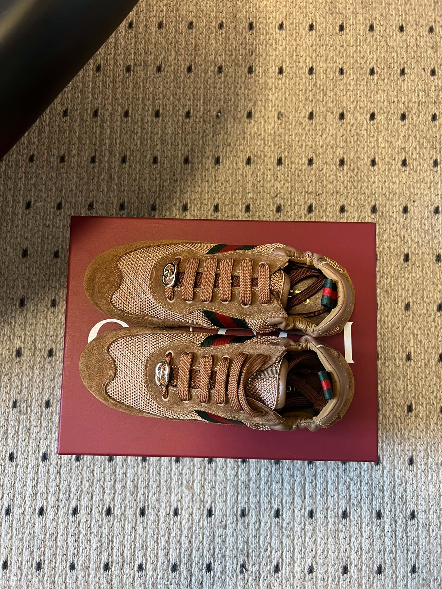 GUCC* 25ss复古运动鞋系列鞋身融合网眼布+麂皮材质，轻盈透气且质感高级；侧边标志性的红绿织带与鞋